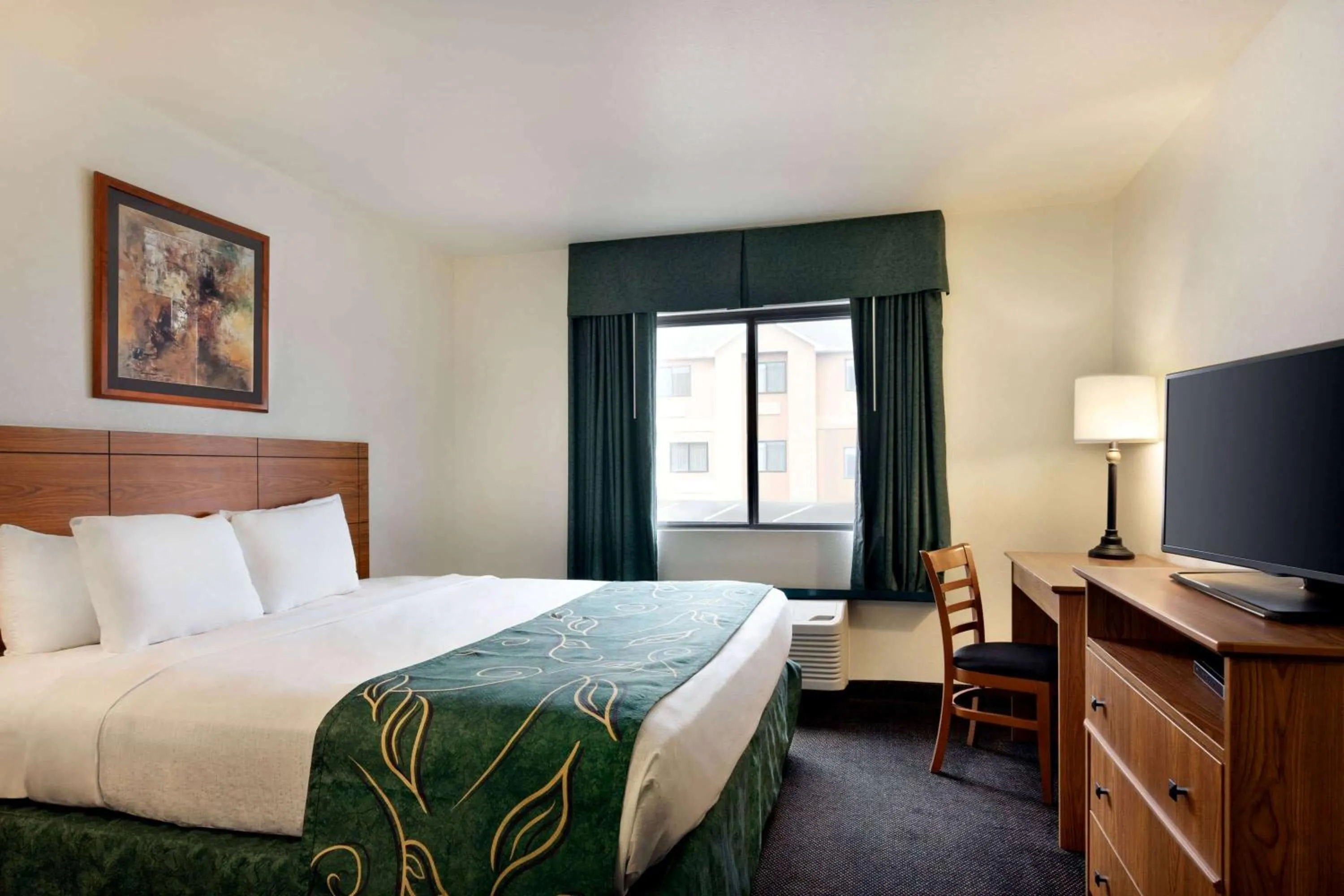 Photo of the whole room, Bed in Travelodge by Wyndham Dexter