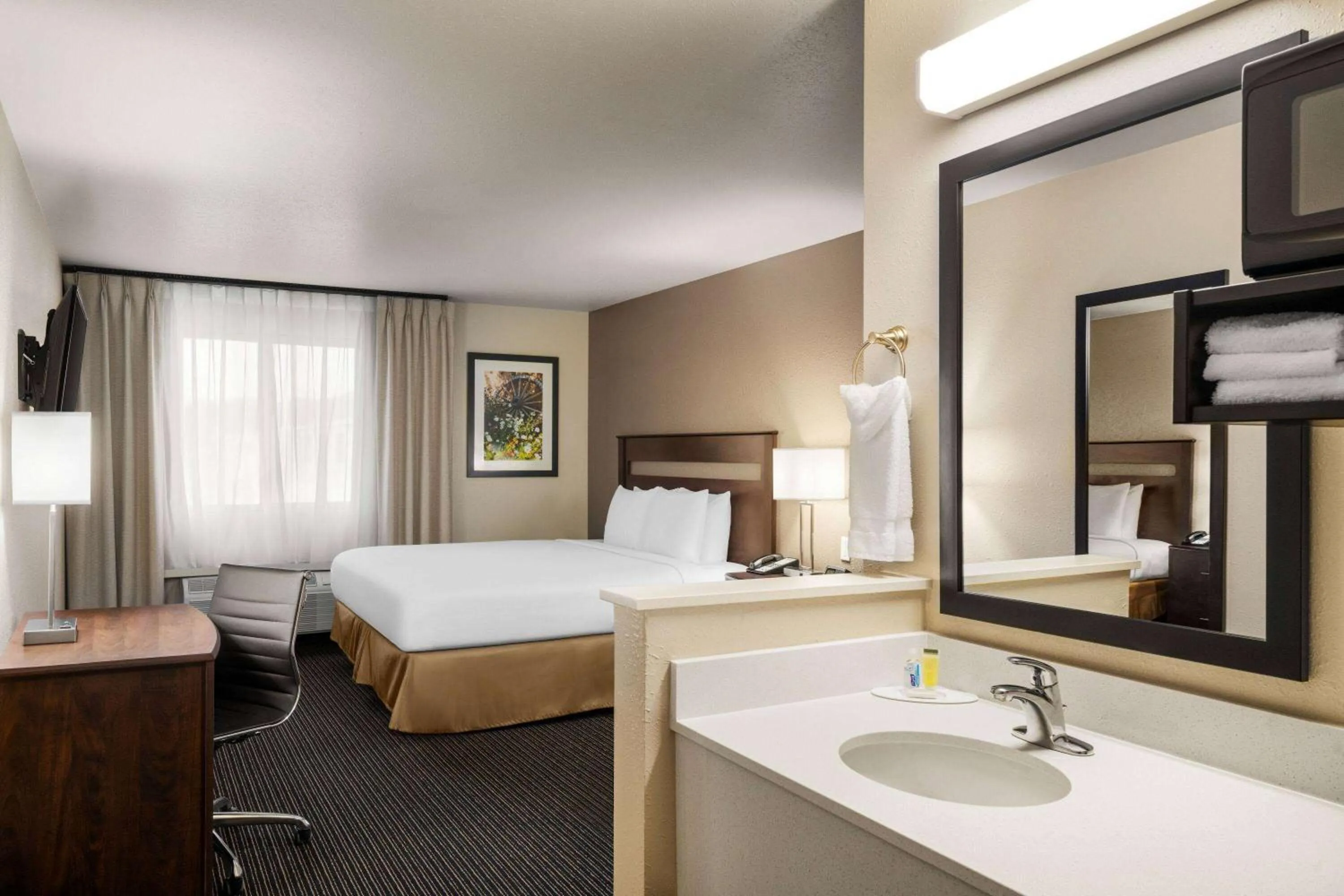 Photo of the whole room, Bed in Travelodge by Wyndham Dexter