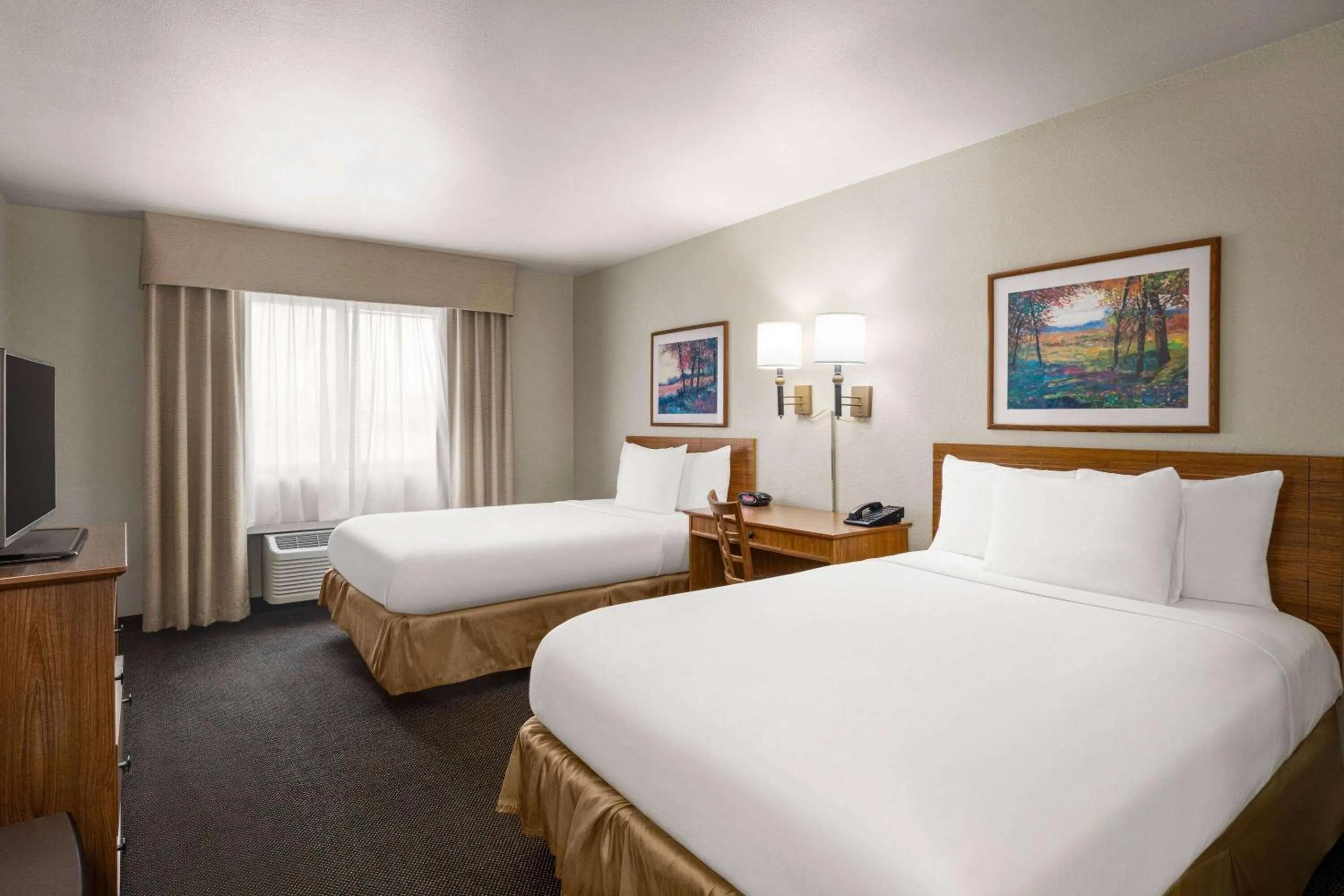 Photo of the whole room, Bed in Travelodge by Wyndham Dexter