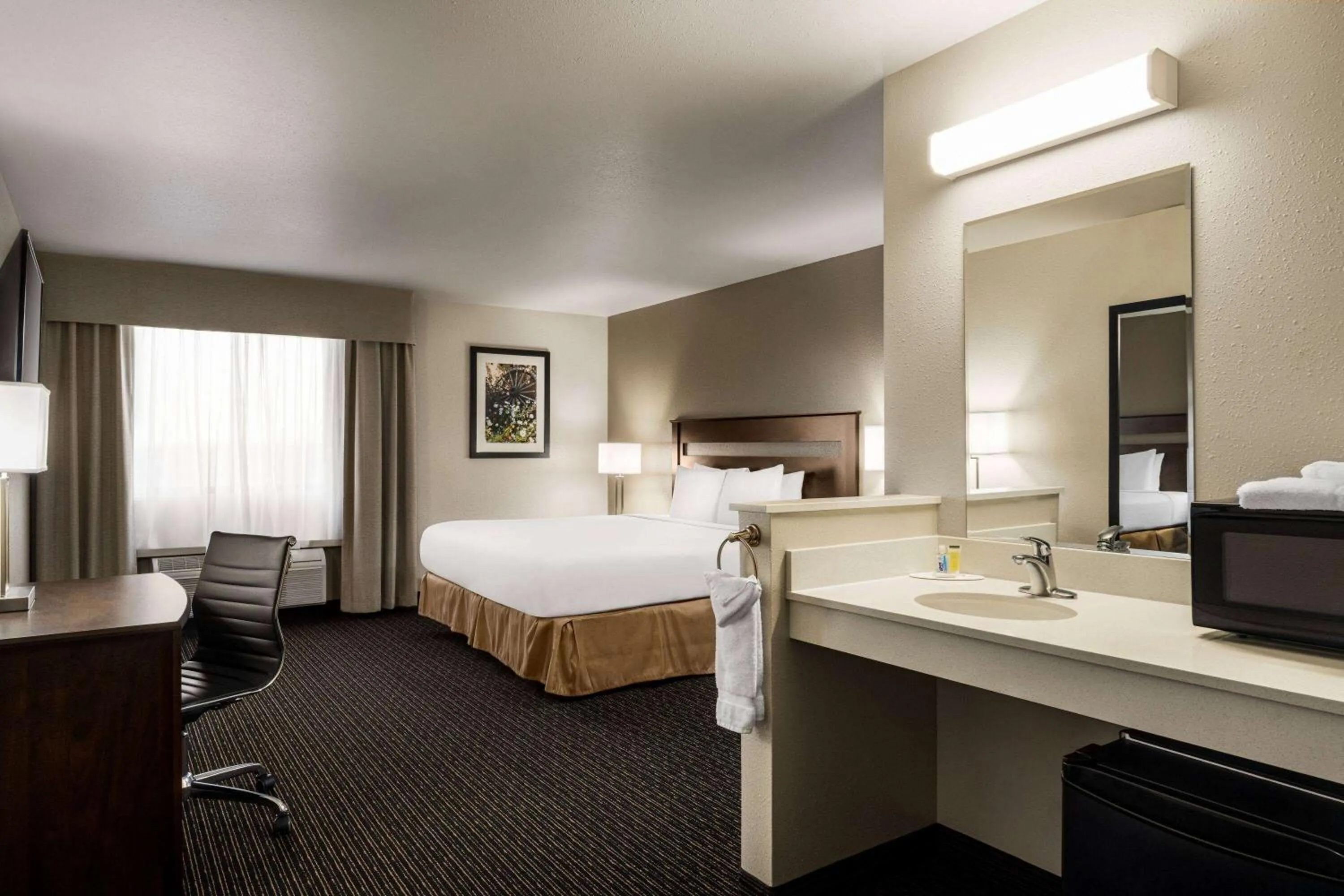 Photo of the whole room, Bed in Travelodge by Wyndham Dexter