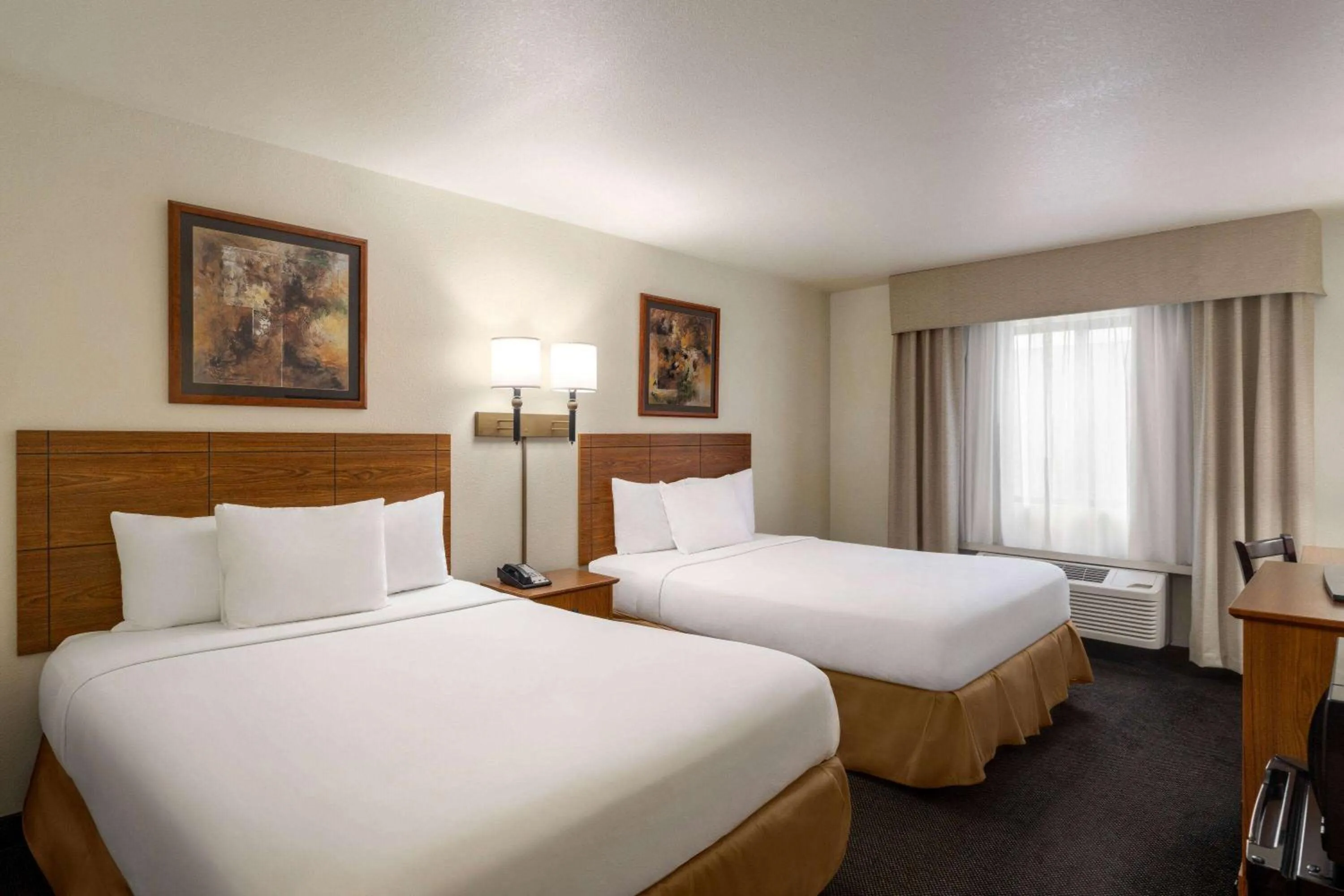 Photo of the whole room, Bed in Travelodge by Wyndham Dexter