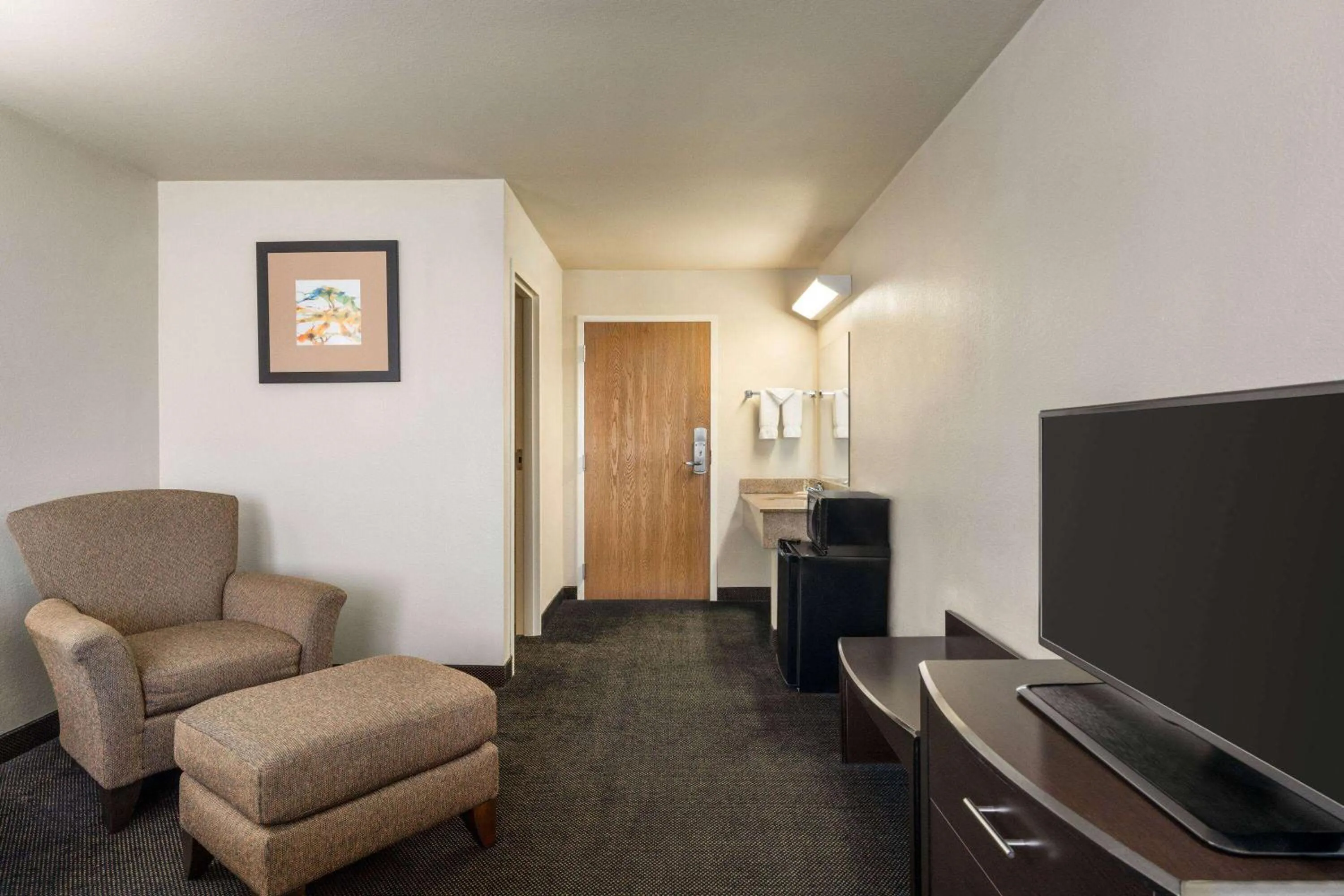 Photo of the whole room in Travelodge by Wyndham Dexter