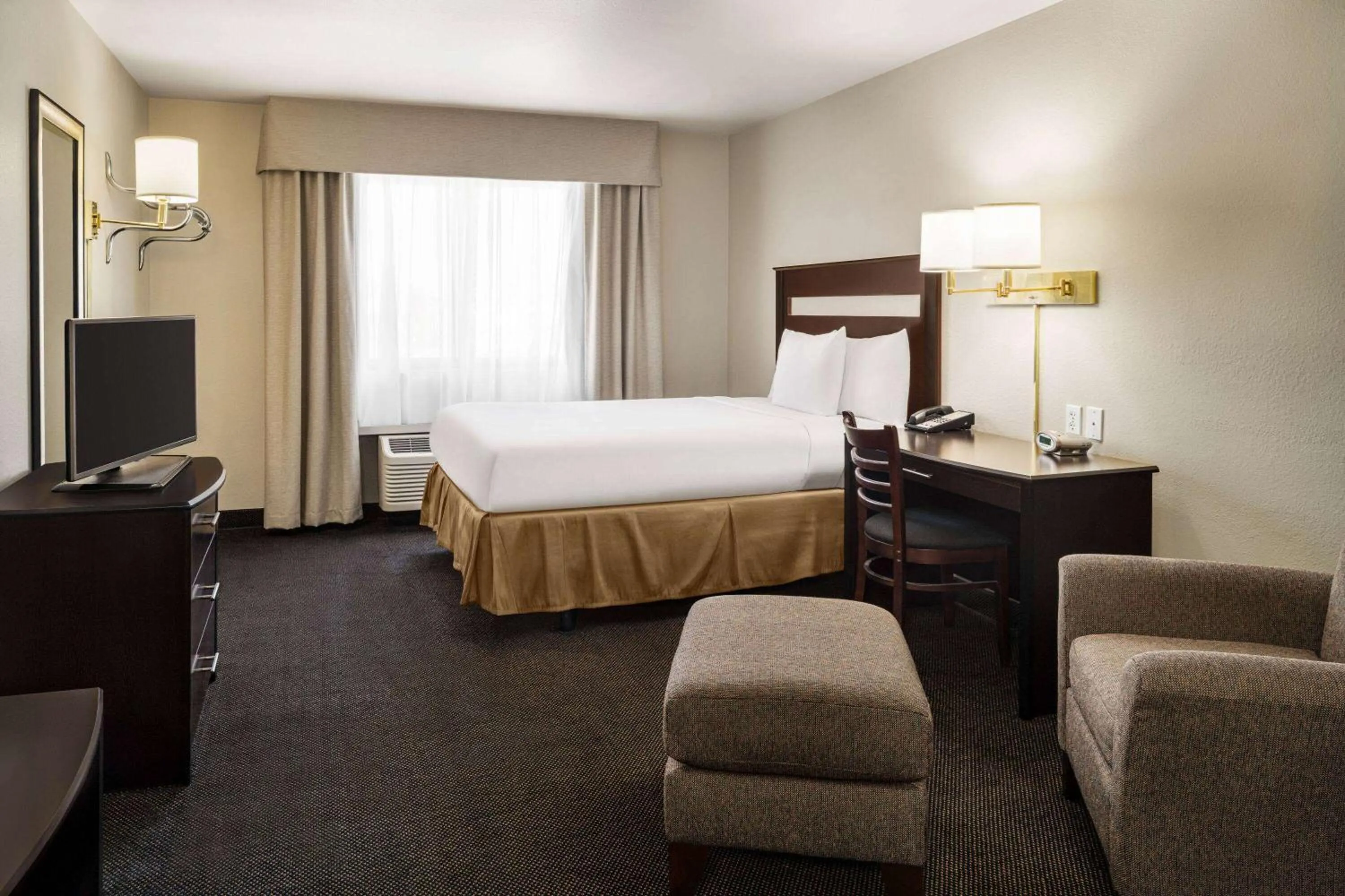 Photo of the whole room, Bed in Travelodge by Wyndham Dexter