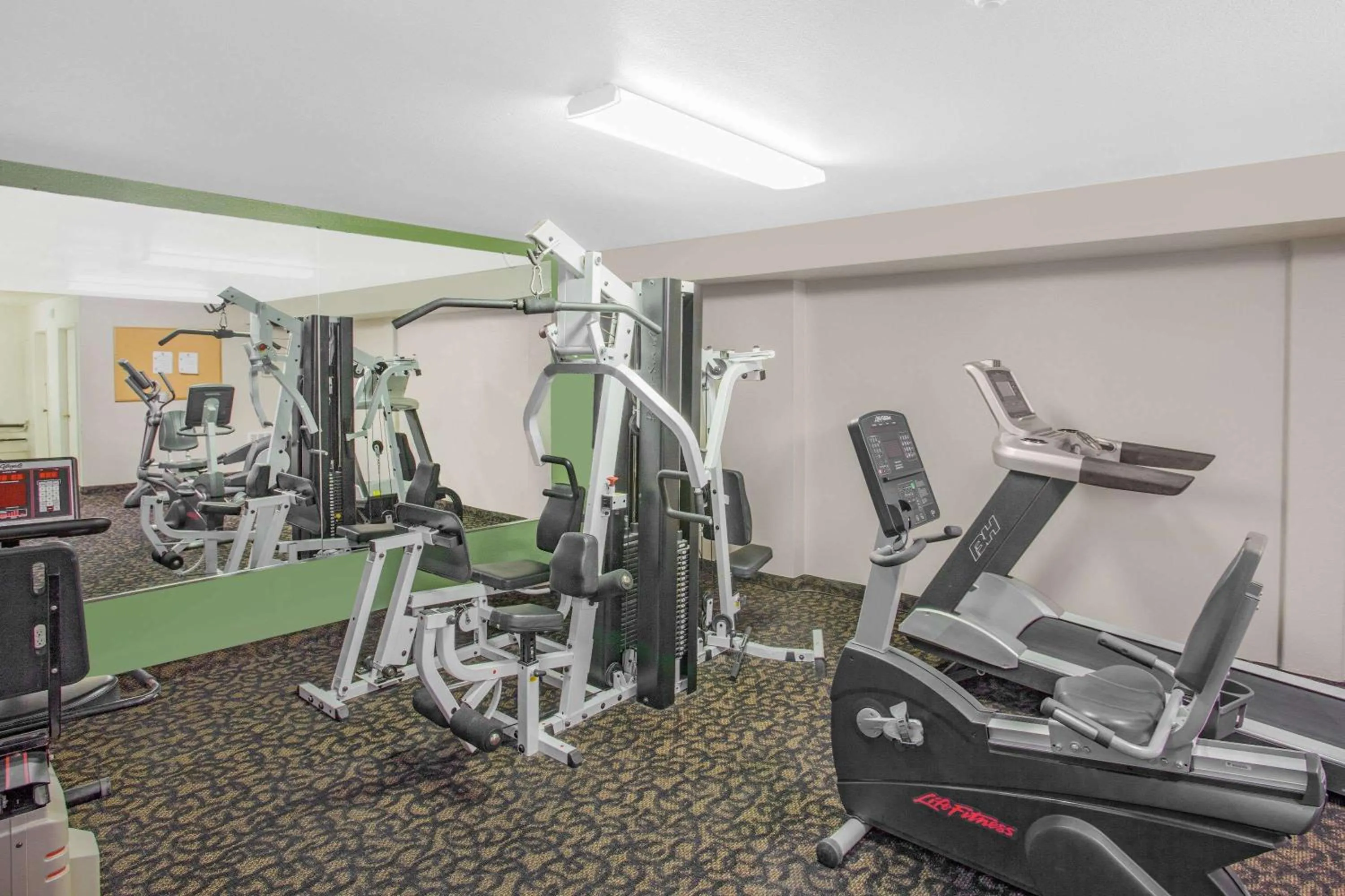 Fitness centre/facilities in Super 8 by Wyndham Barstow