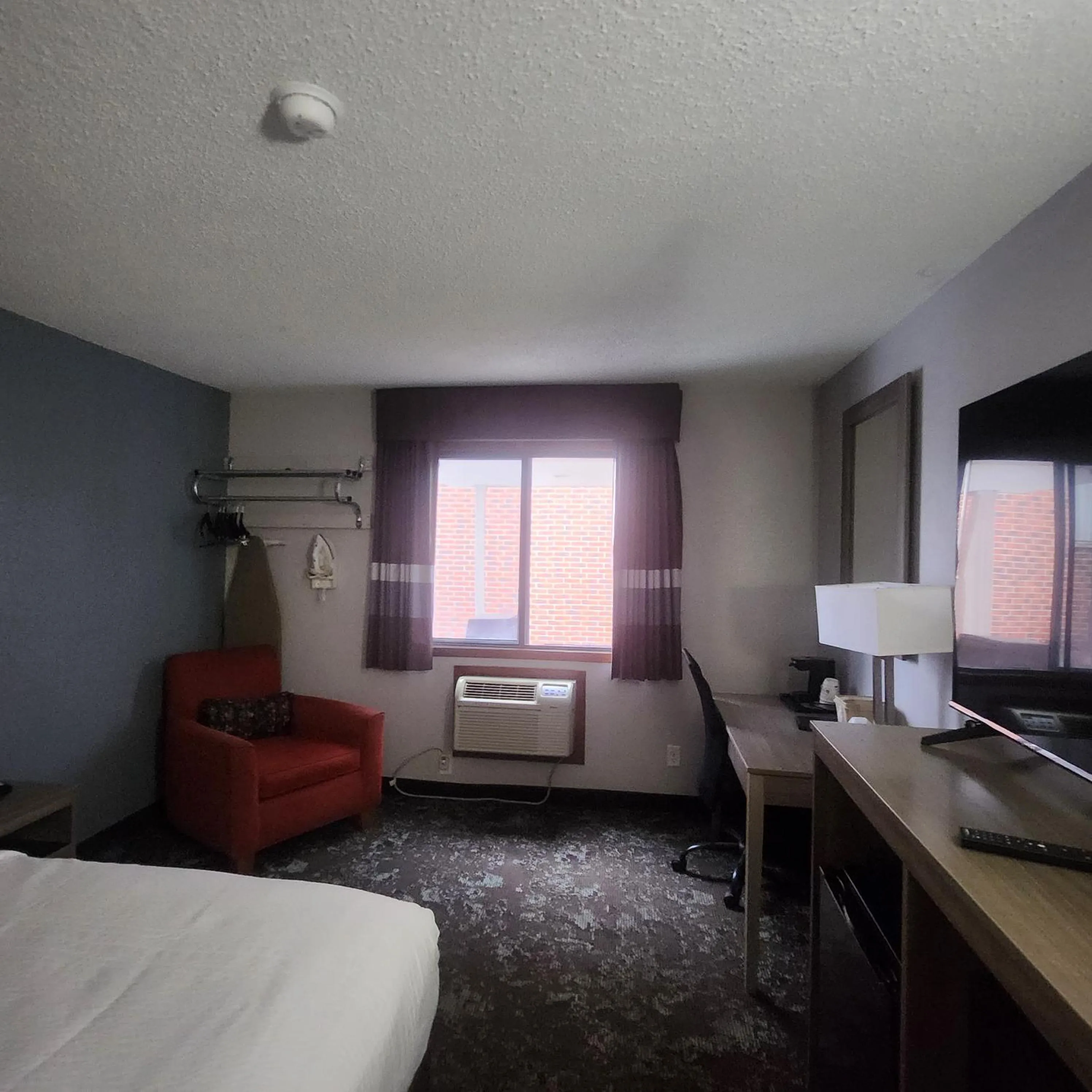 Seating area, Bed in Ramada by Wyndham Cedar Rapids South