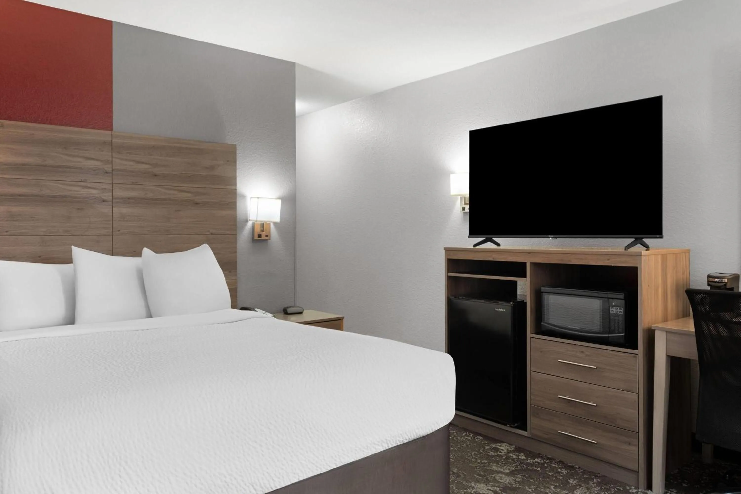 Photo of the whole room, Bed in Ramada by Wyndham Cedar Rapids South