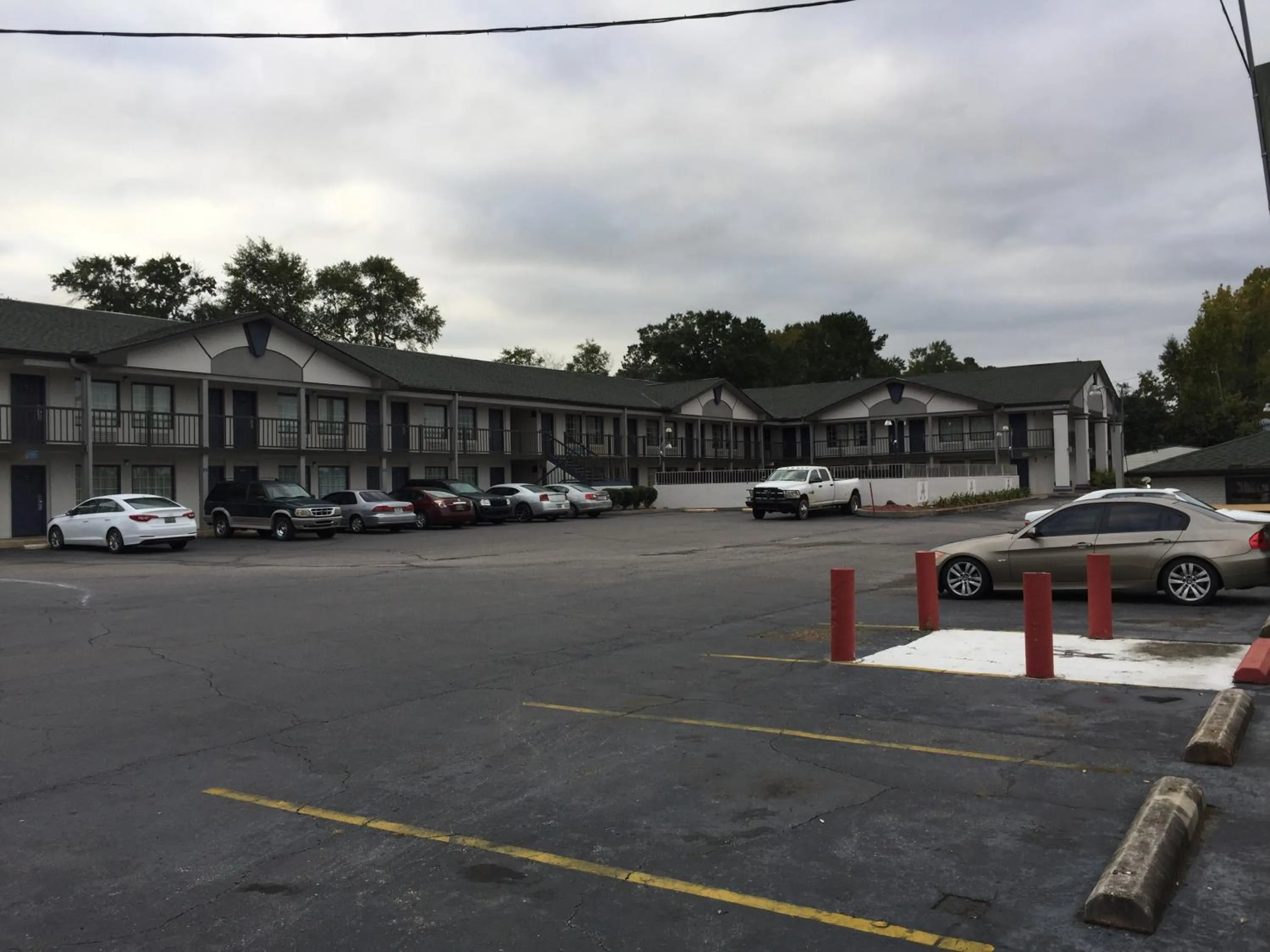 Property building in Americas Best Value Inn Tuscaloosa