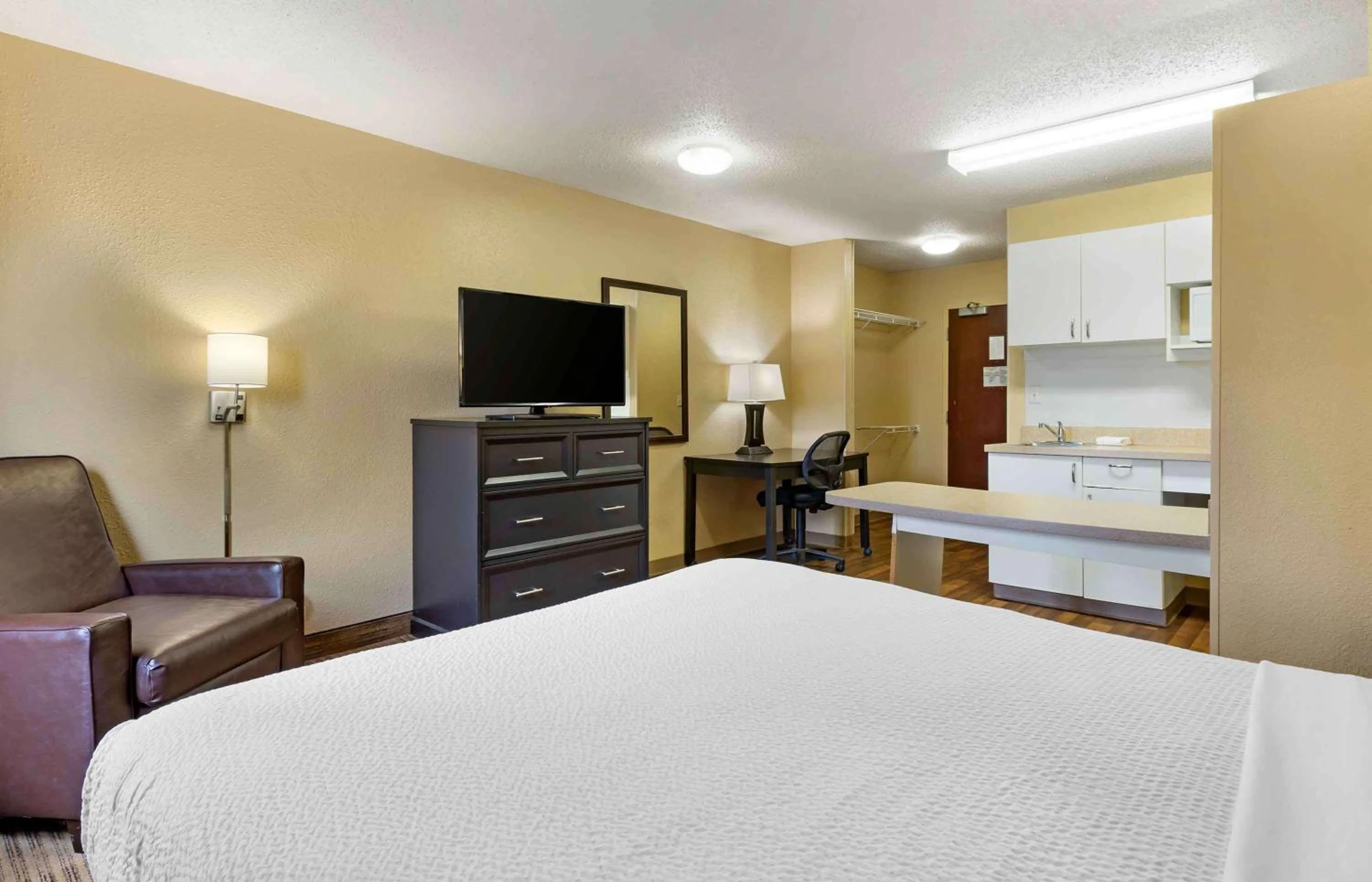 Bedroom, Bed in Extended Stay America Select Suites - Greenville - Airport