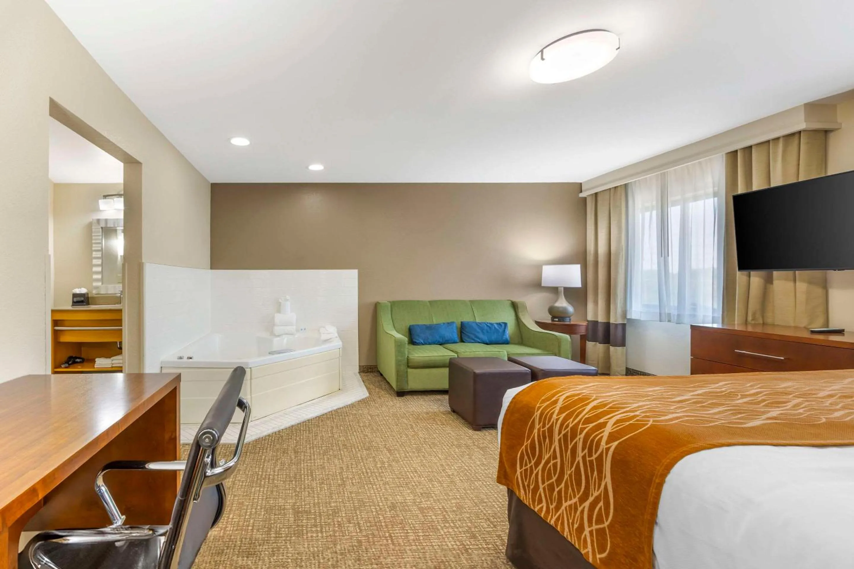 Bedroom, Bed in Comfort Inn South - Springfield