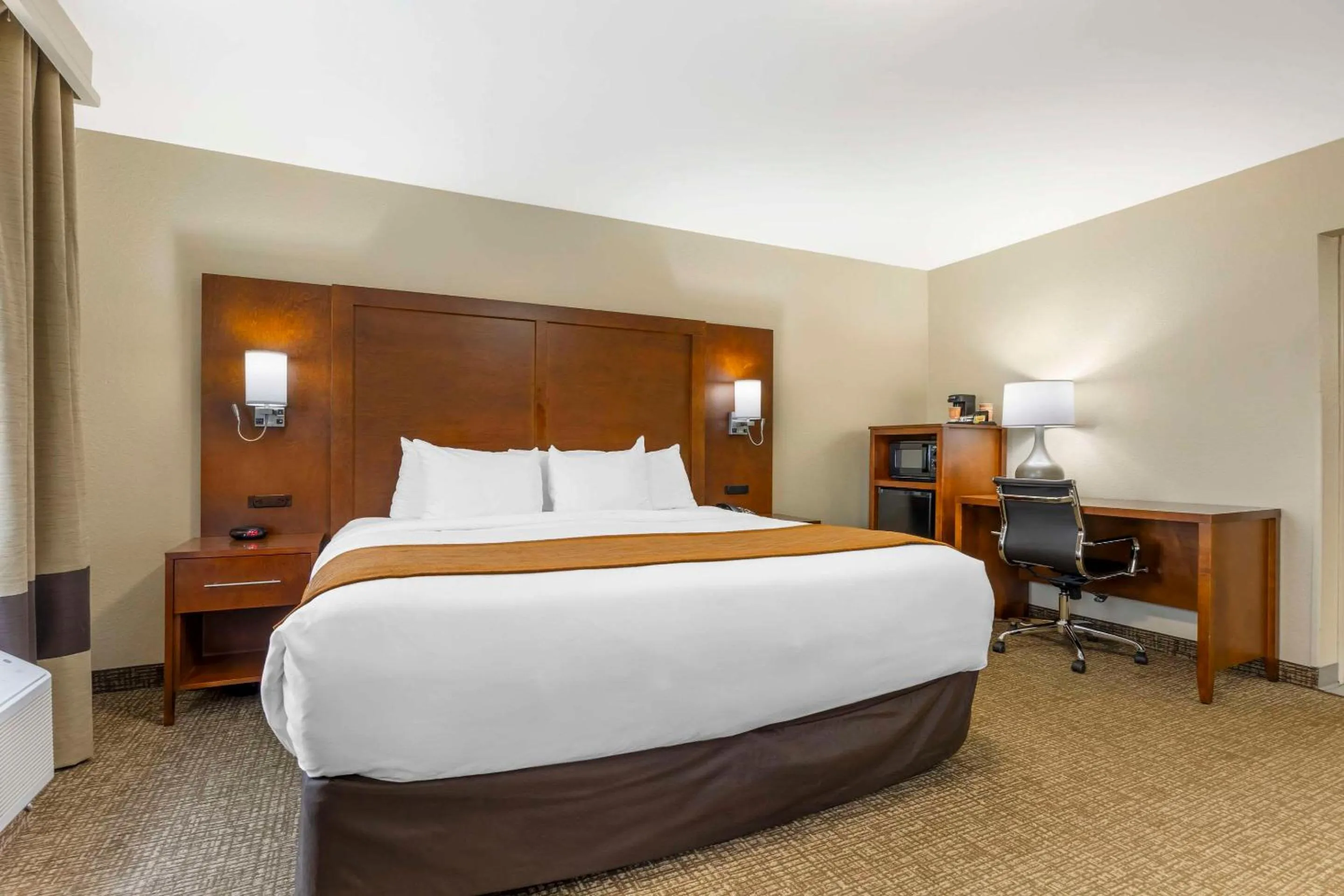 Bedroom, Bed in Comfort Inn South - Springfield