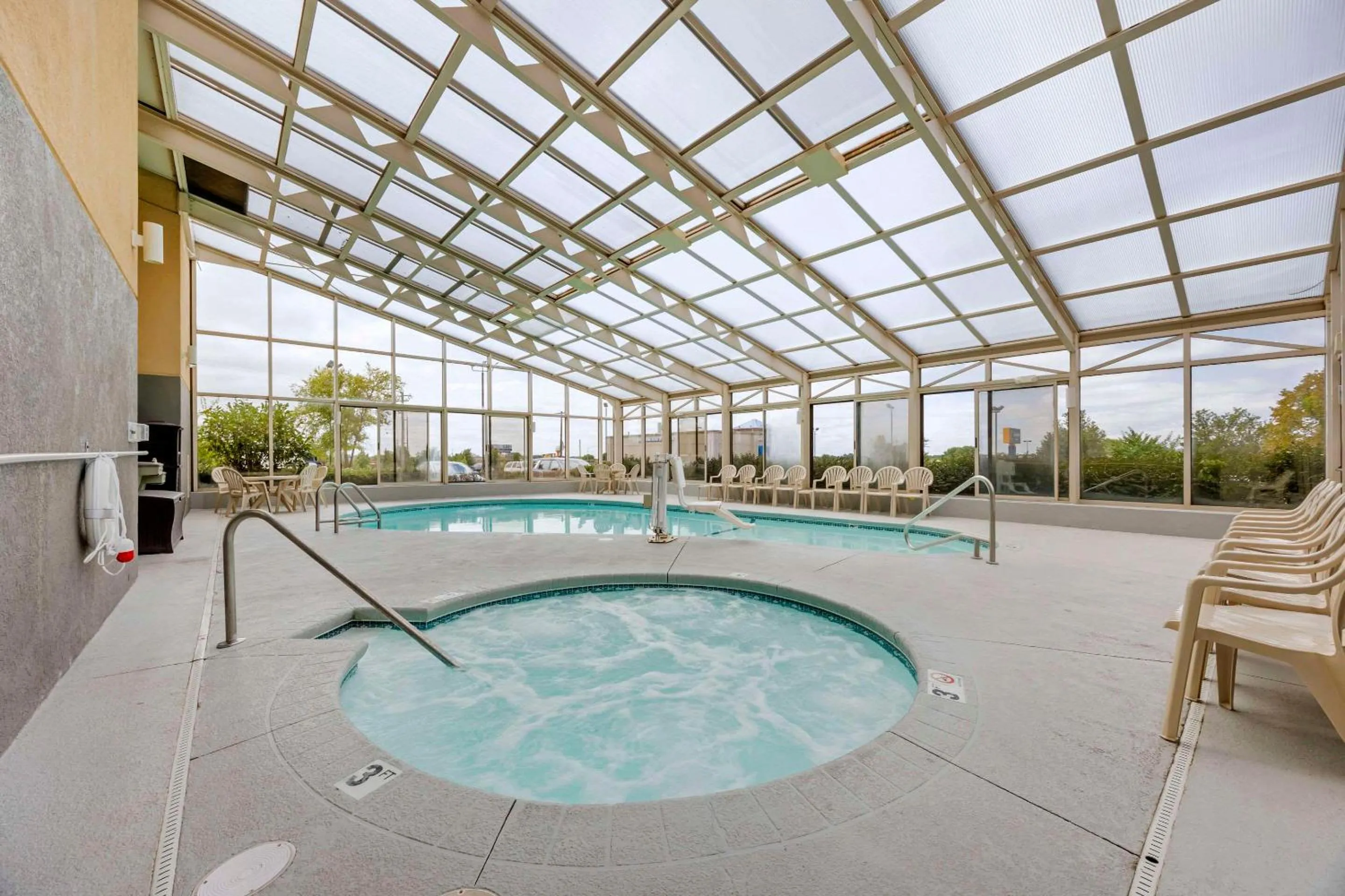 Swimming pool in Comfort Inn South - Springfield