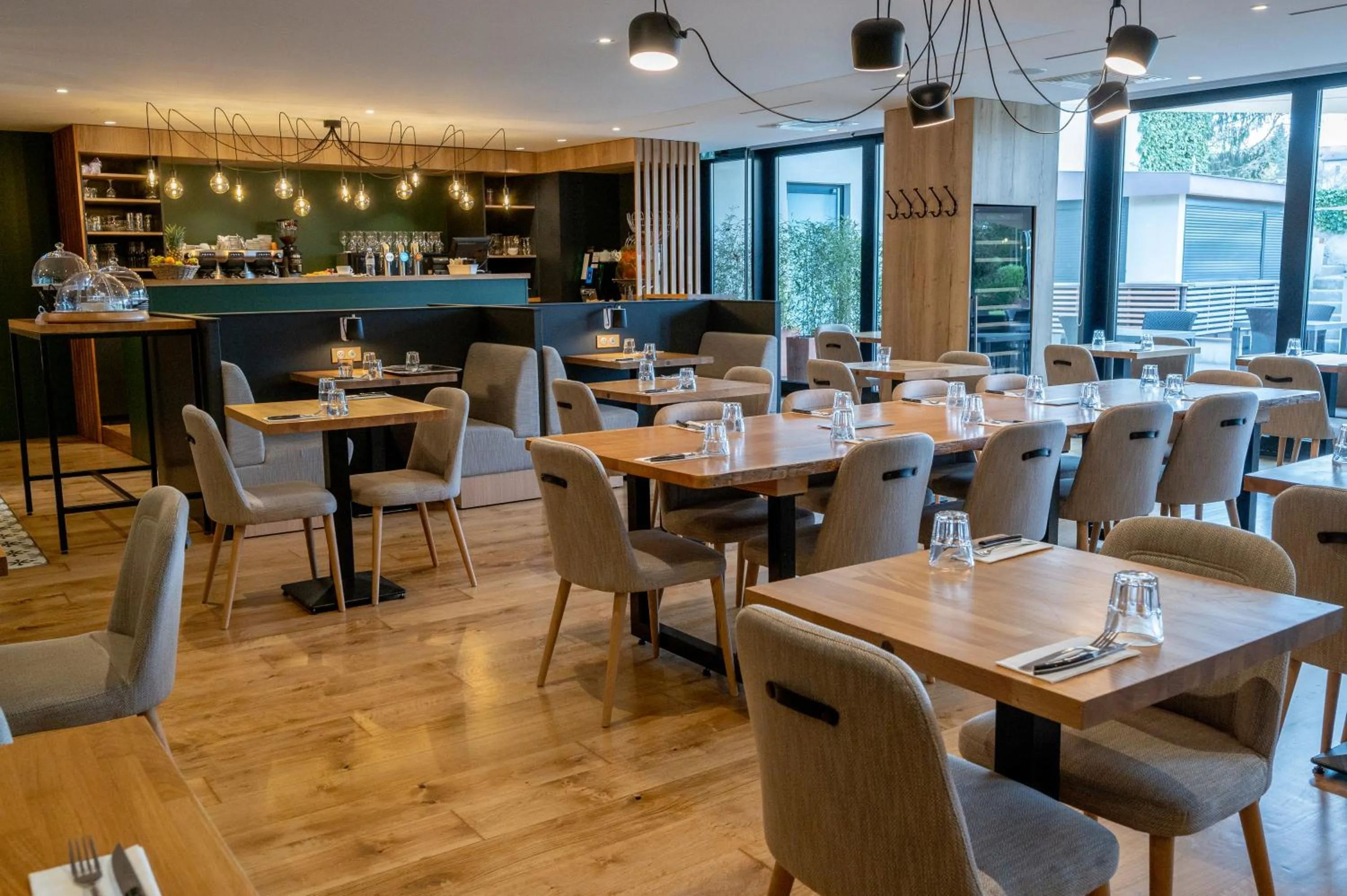 Restaurant/places to eat in Domaine la Charpinière, The Originals Collection