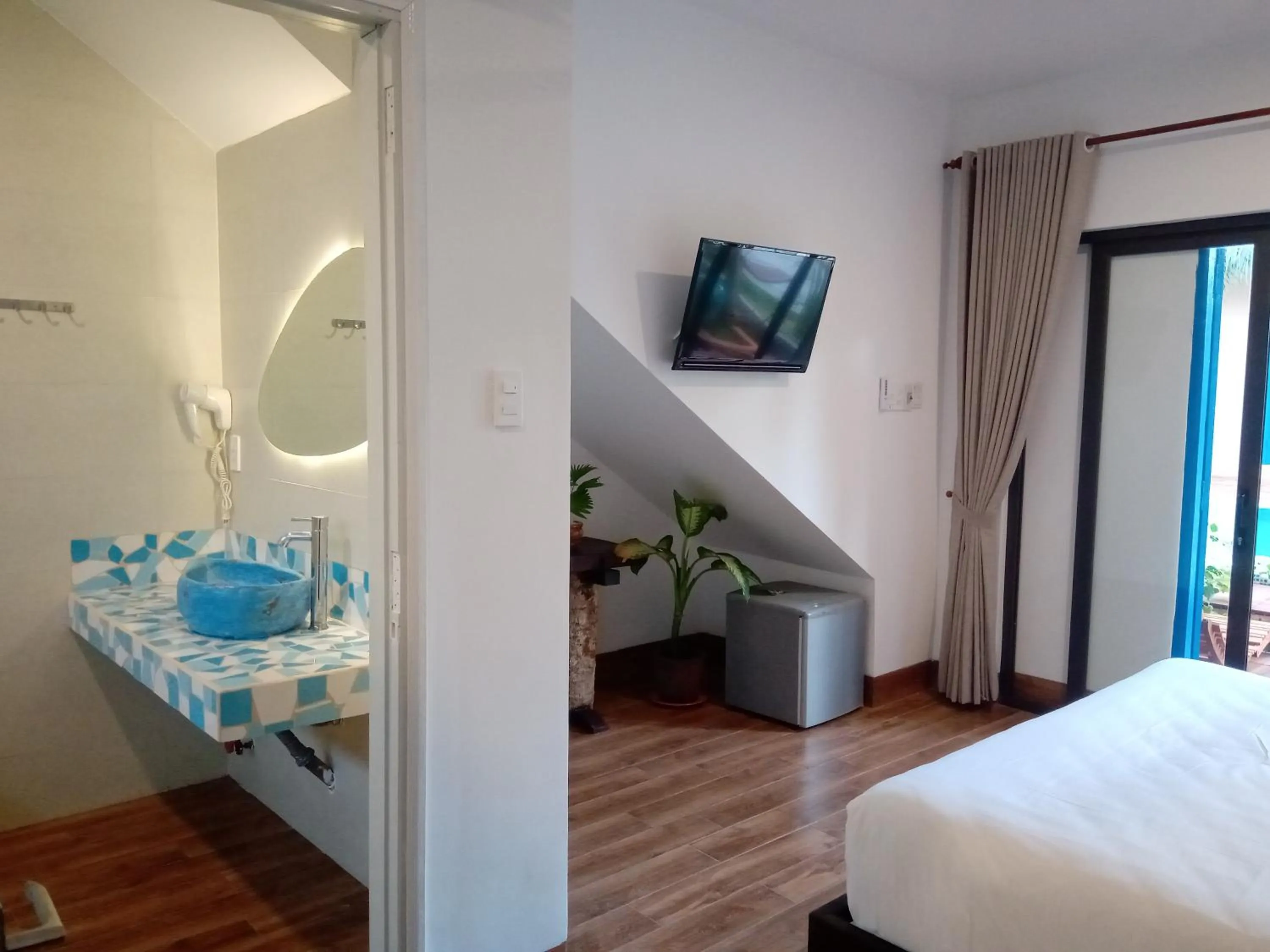 Shower, Bed in MiNhon Hotel Muine