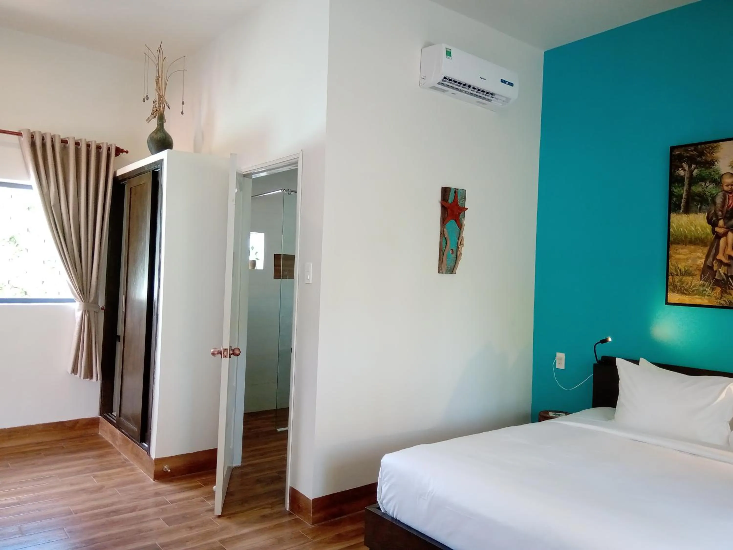 Toilet, Bed in MiNhon Hotel Muine