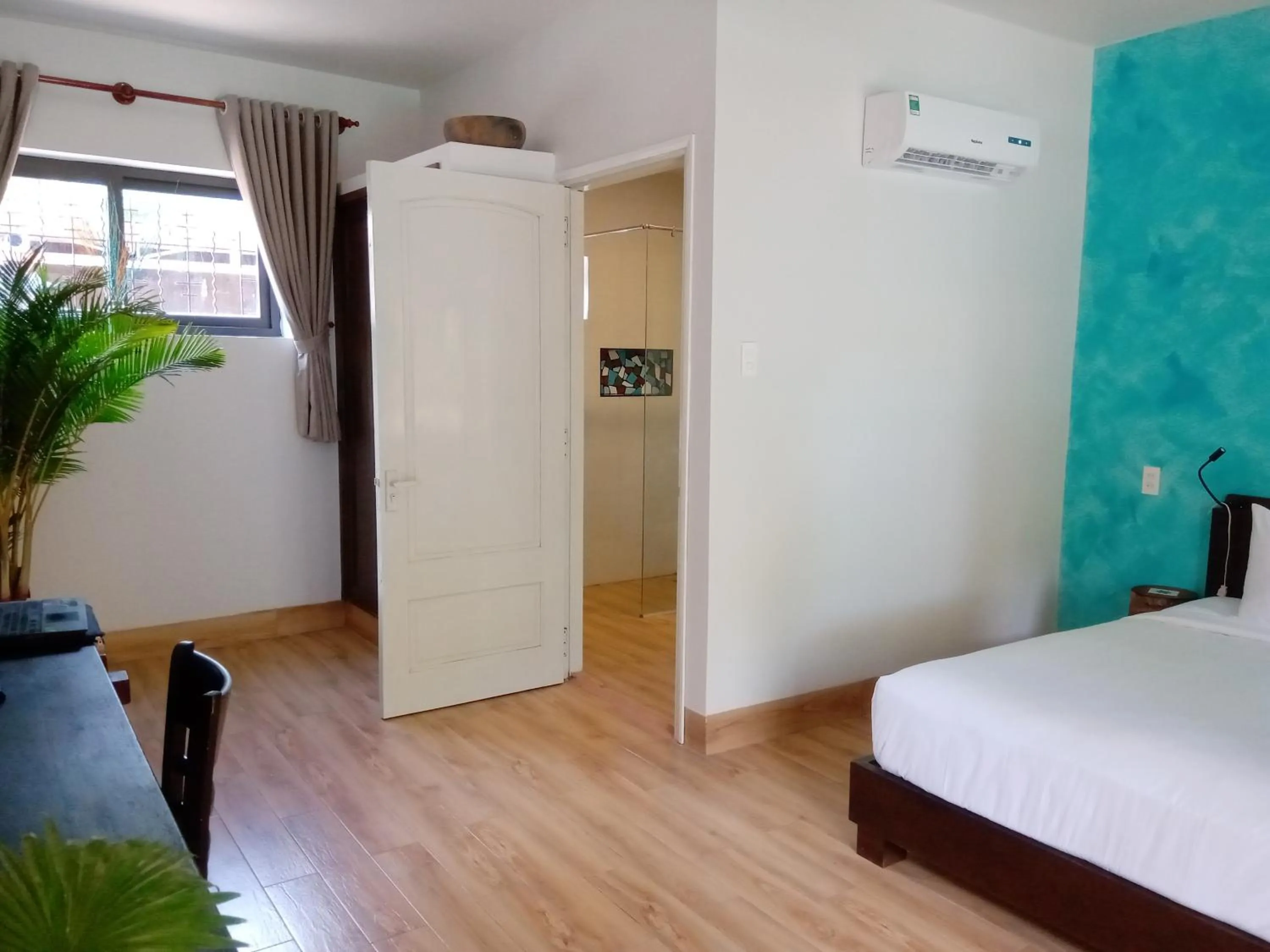 Shower, Bed in MiNhon Hotel Muine