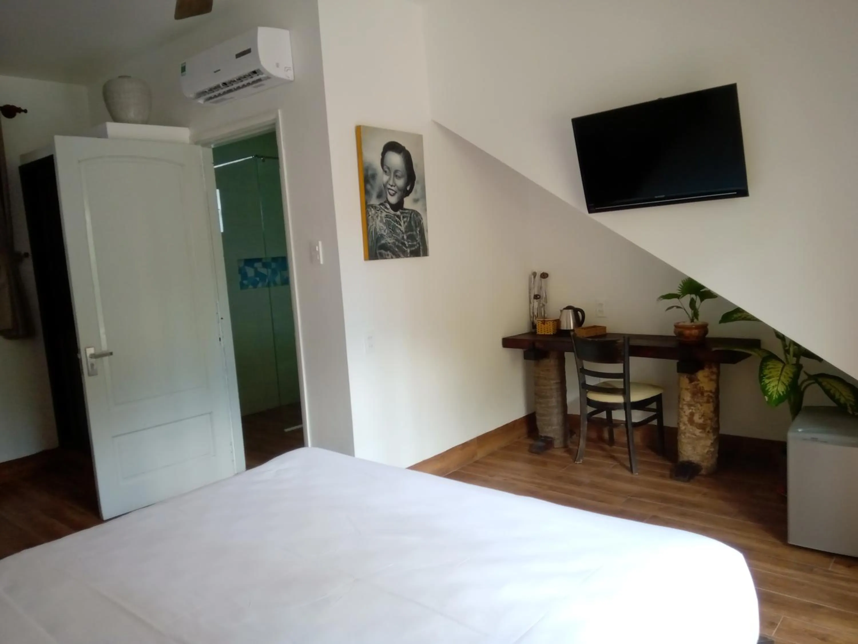 Shower, Bed in MiNhon Hotel Muine