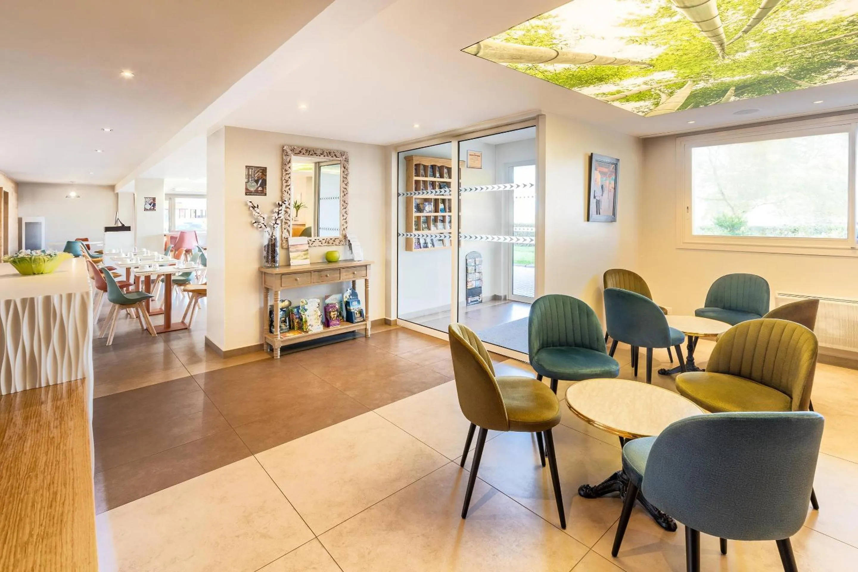 Lounge or bar in Sure Hotel by Best Western Rennes Chantepie