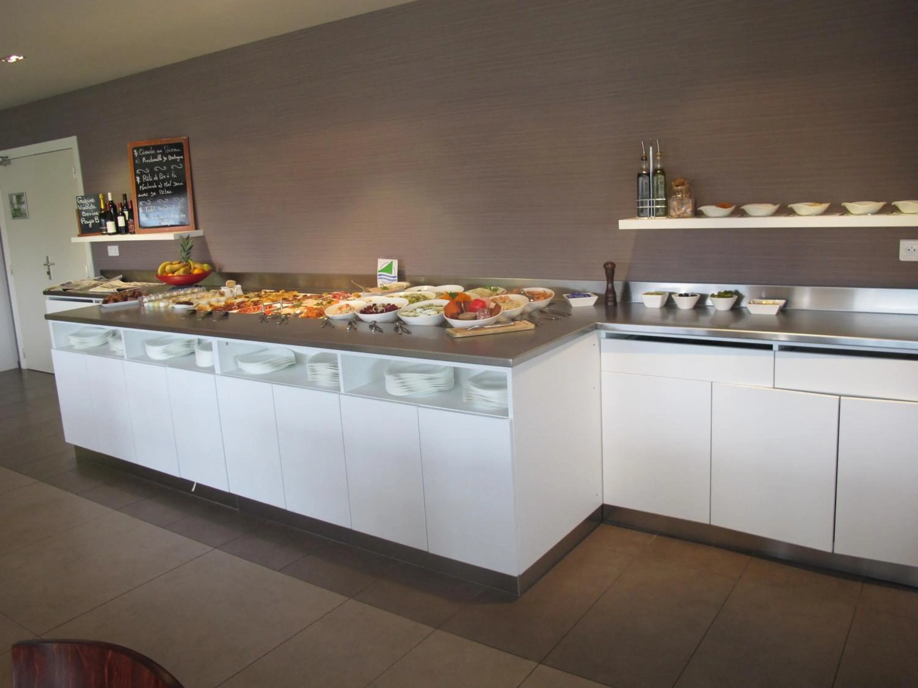 Food and drinks in Sure Hotel by Best Western Rennes Chantepie