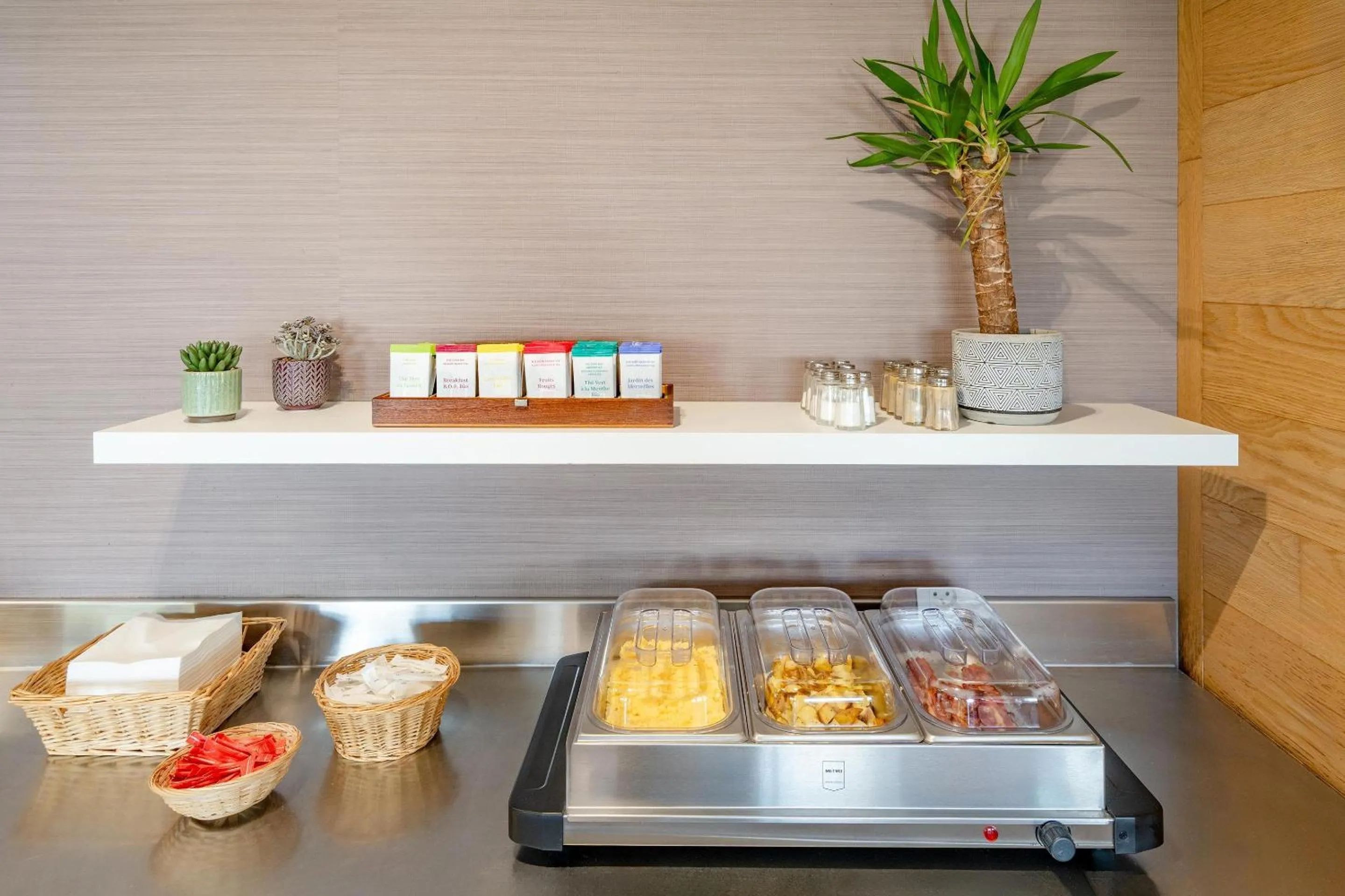 Food and drinks in Sure Hotel by Best Western Rennes Chantepie