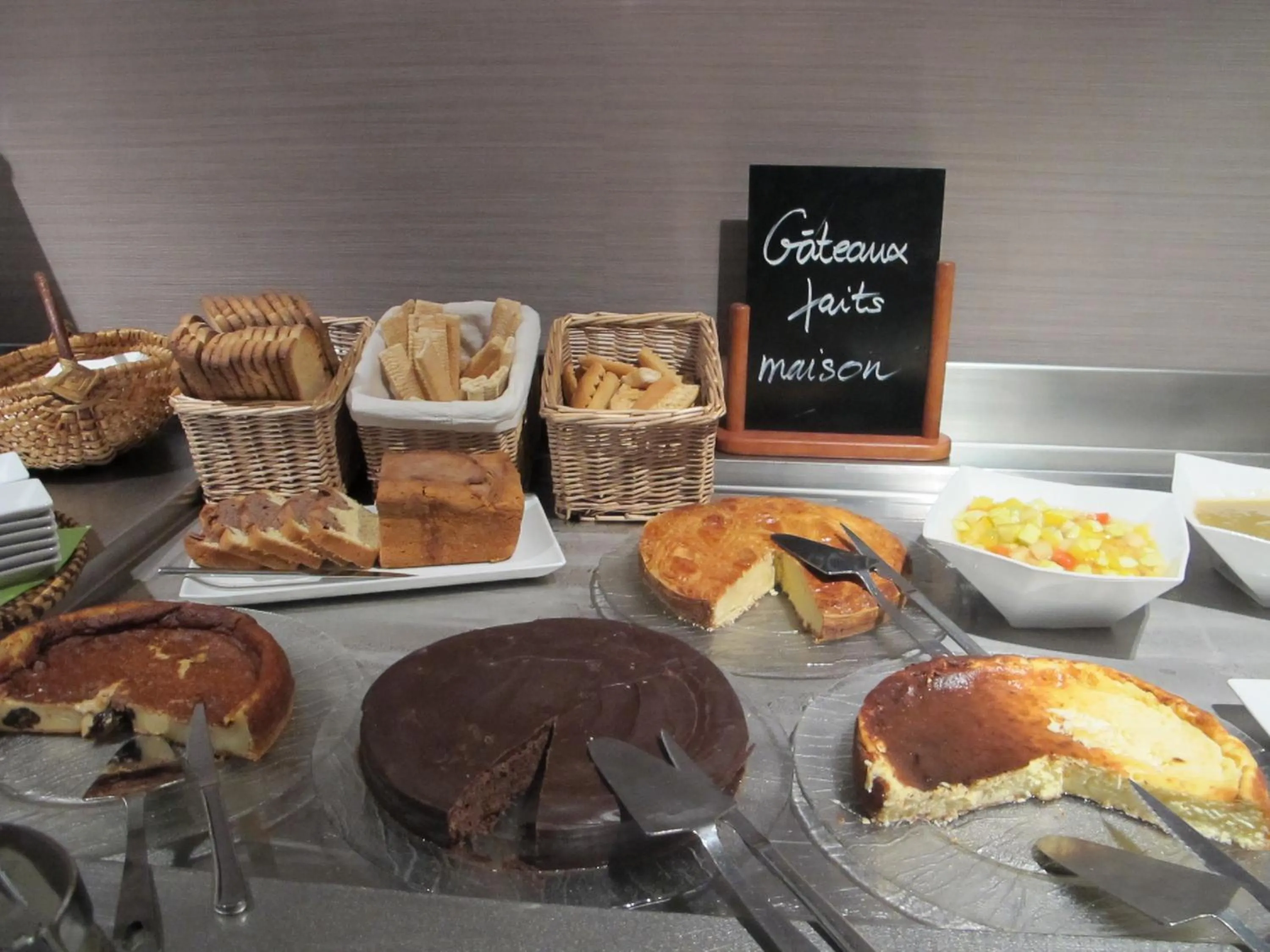 Food and drinks in Sure Hotel by Best Western Rennes Chantepie