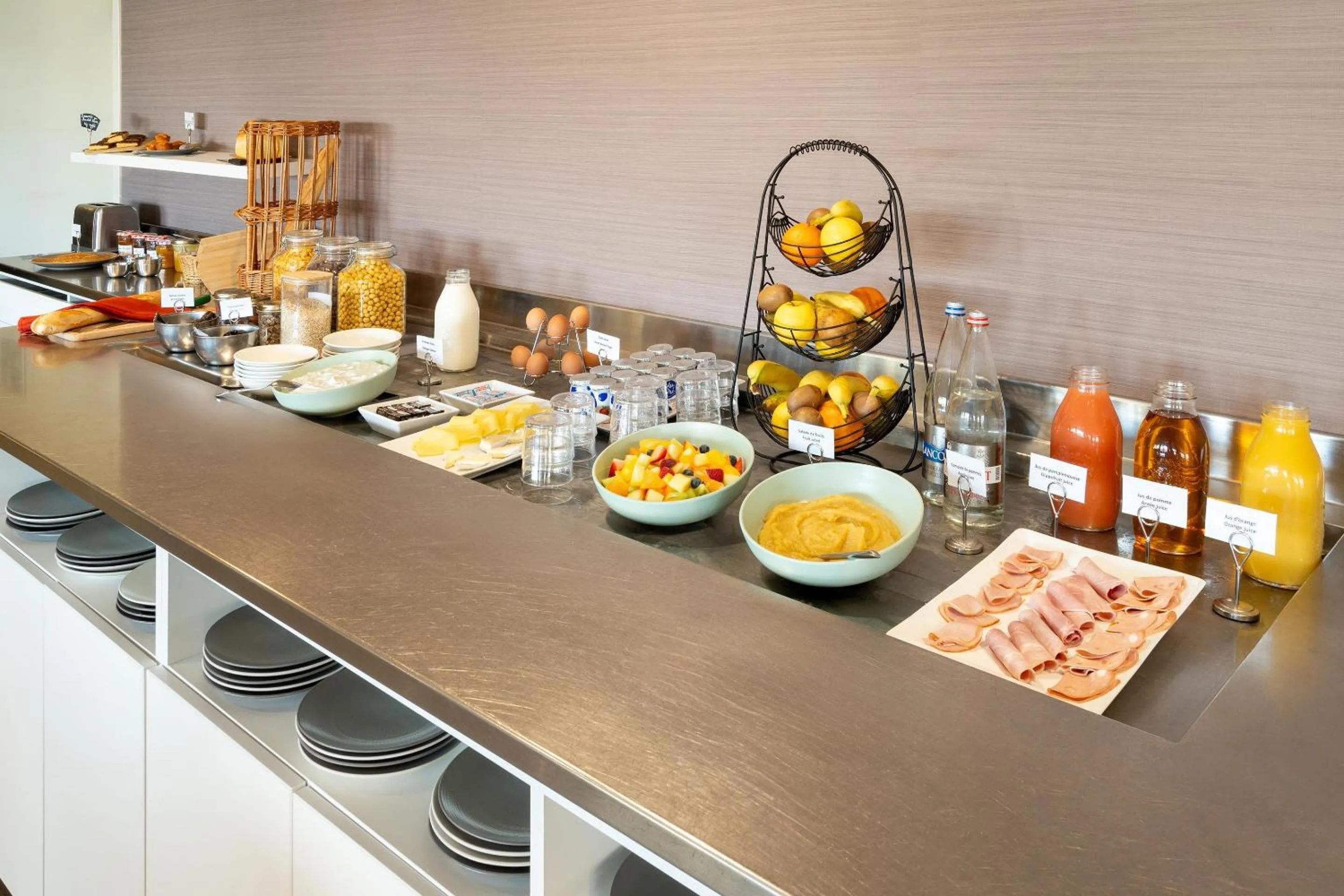 Food and drinks in Sure Hotel by Best Western Rennes Chantepie