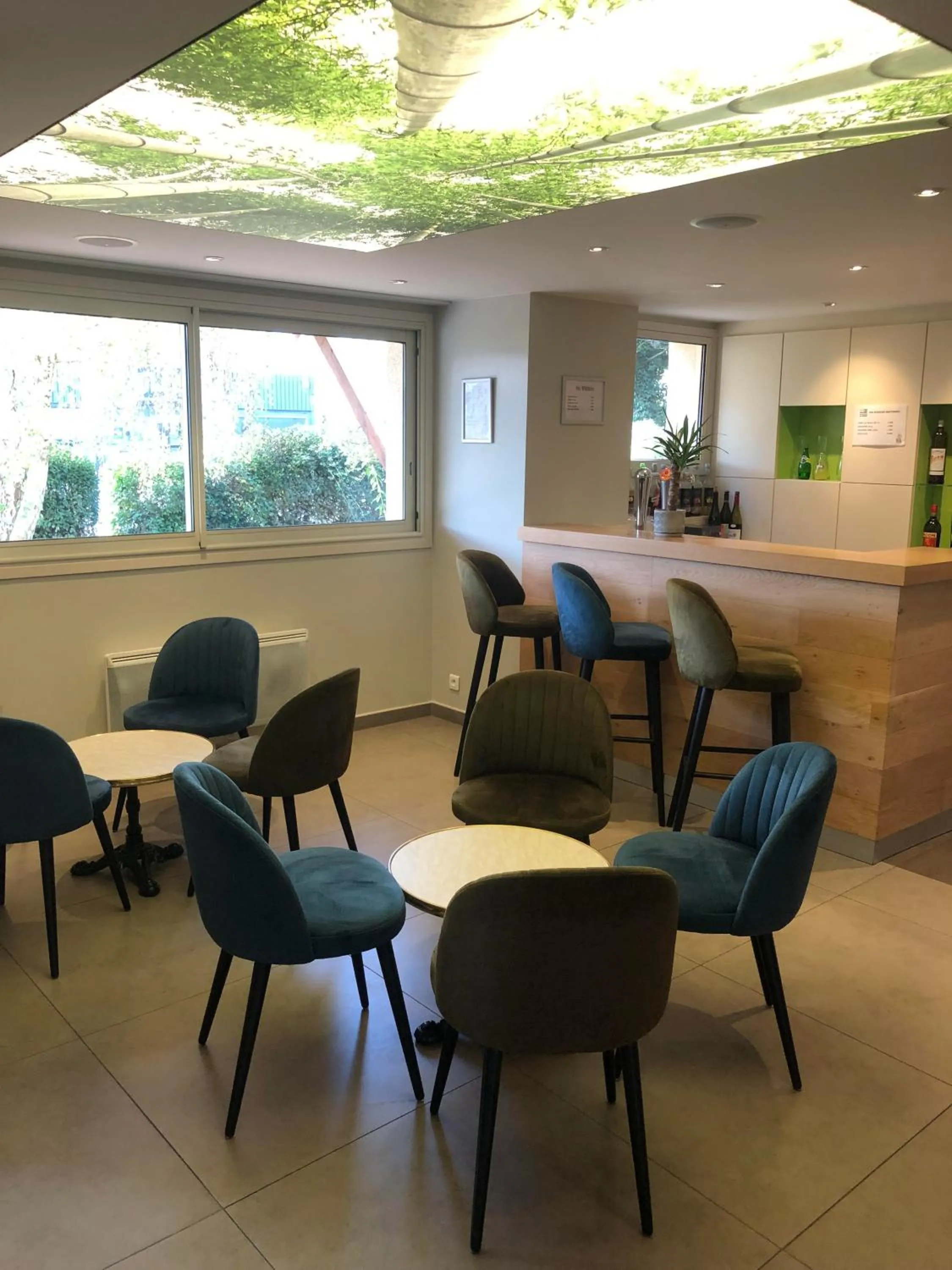 Living room in Sure Hotel by Best Western Rennes Chantepie