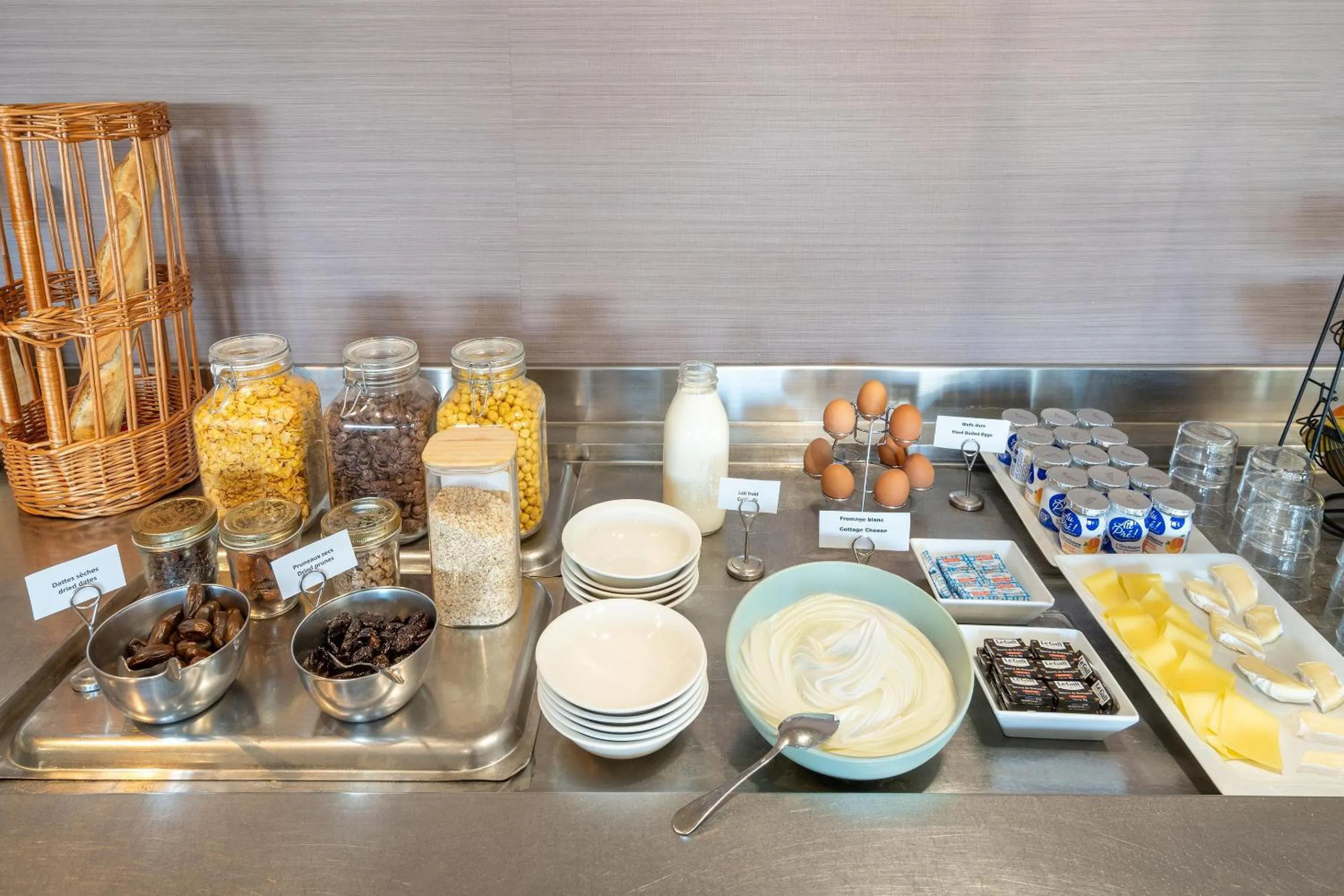 Food and drinks in Sure Hotel by Best Western Rennes Chantepie