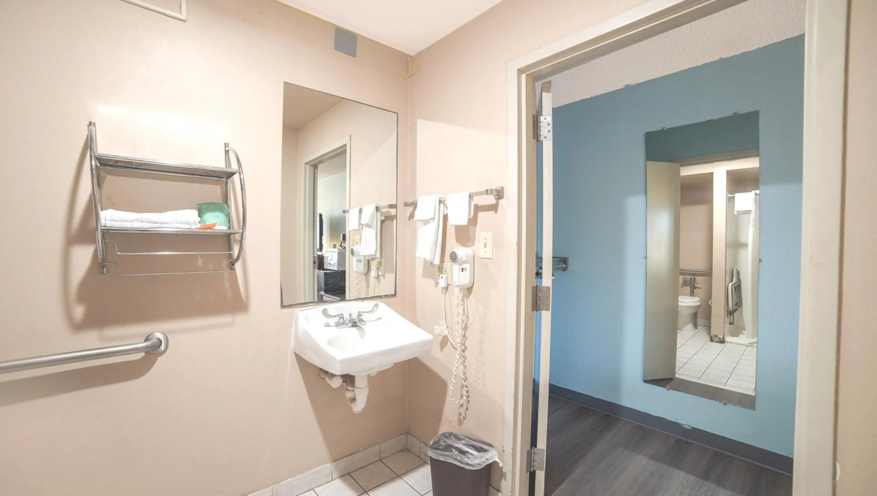 Bathroom in Mayfair Inn