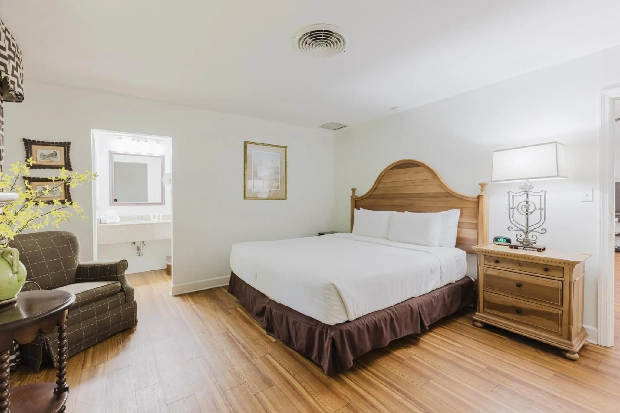 Bed in Merry Acres Inn