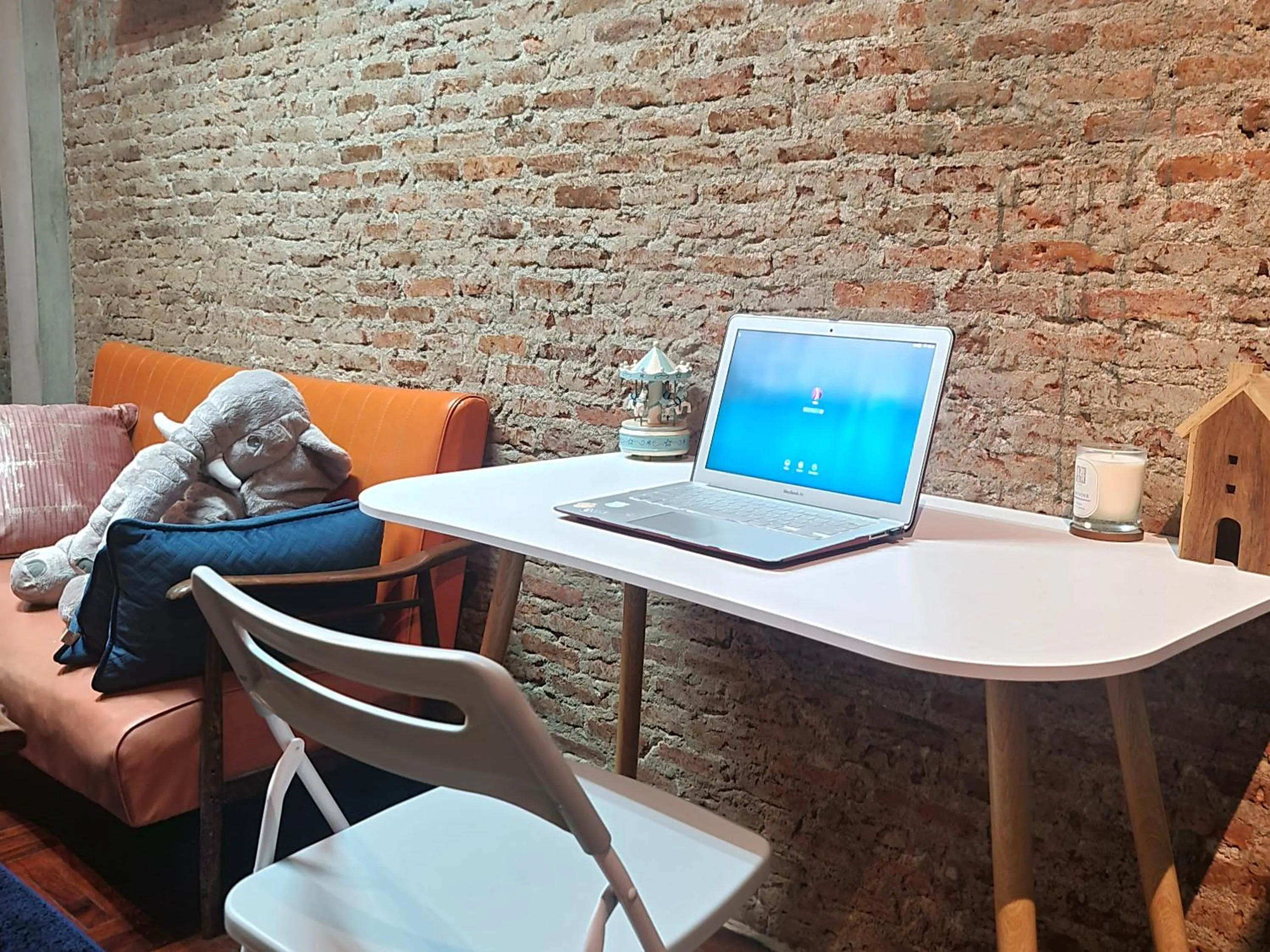 Living room in MEEMAW'S House Hostel