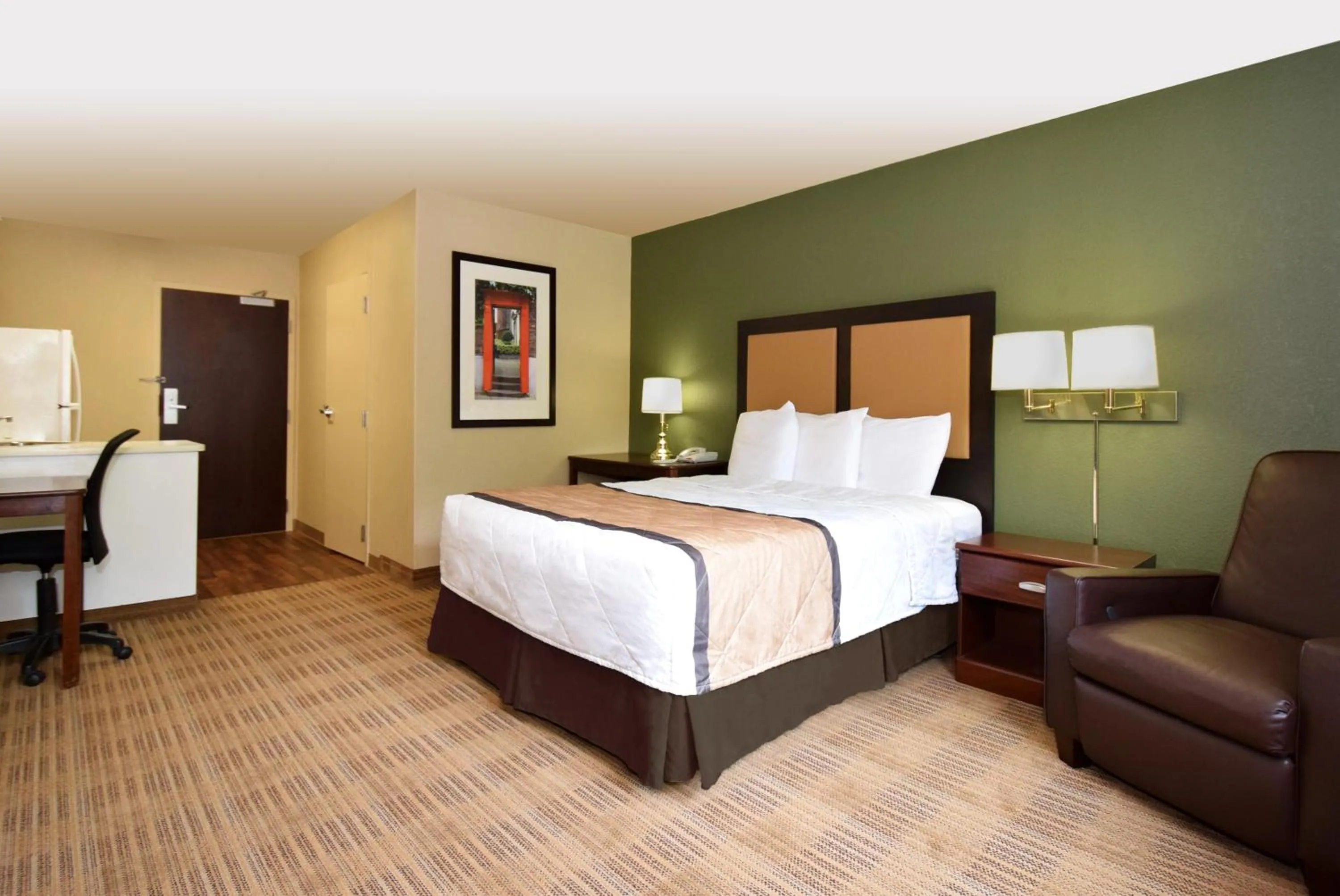 Bed in Extended Stay America Select Suites - Detroit - Roseville