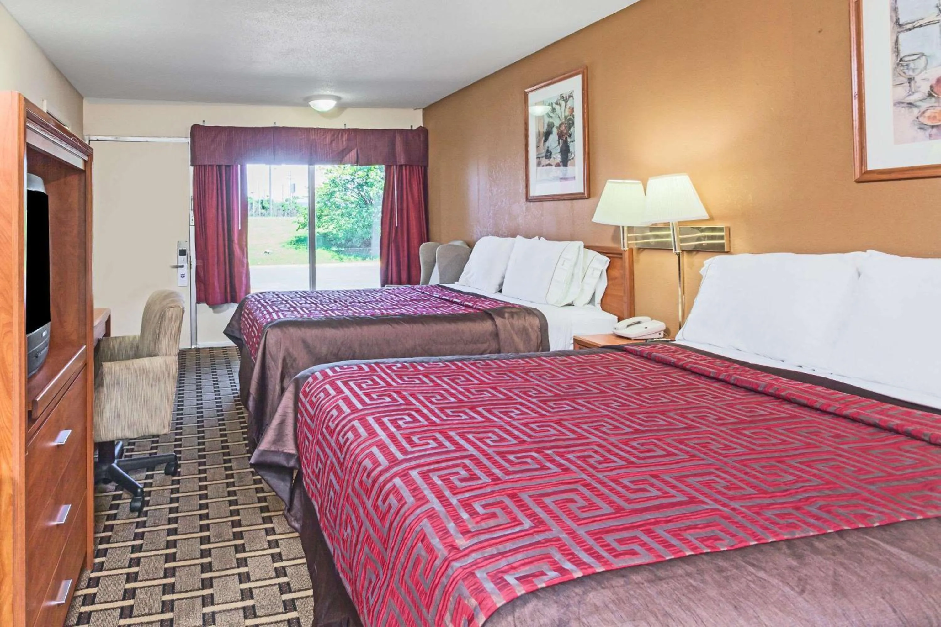 Photo of the whole room, Bed in Knights Inn Murfreesboro