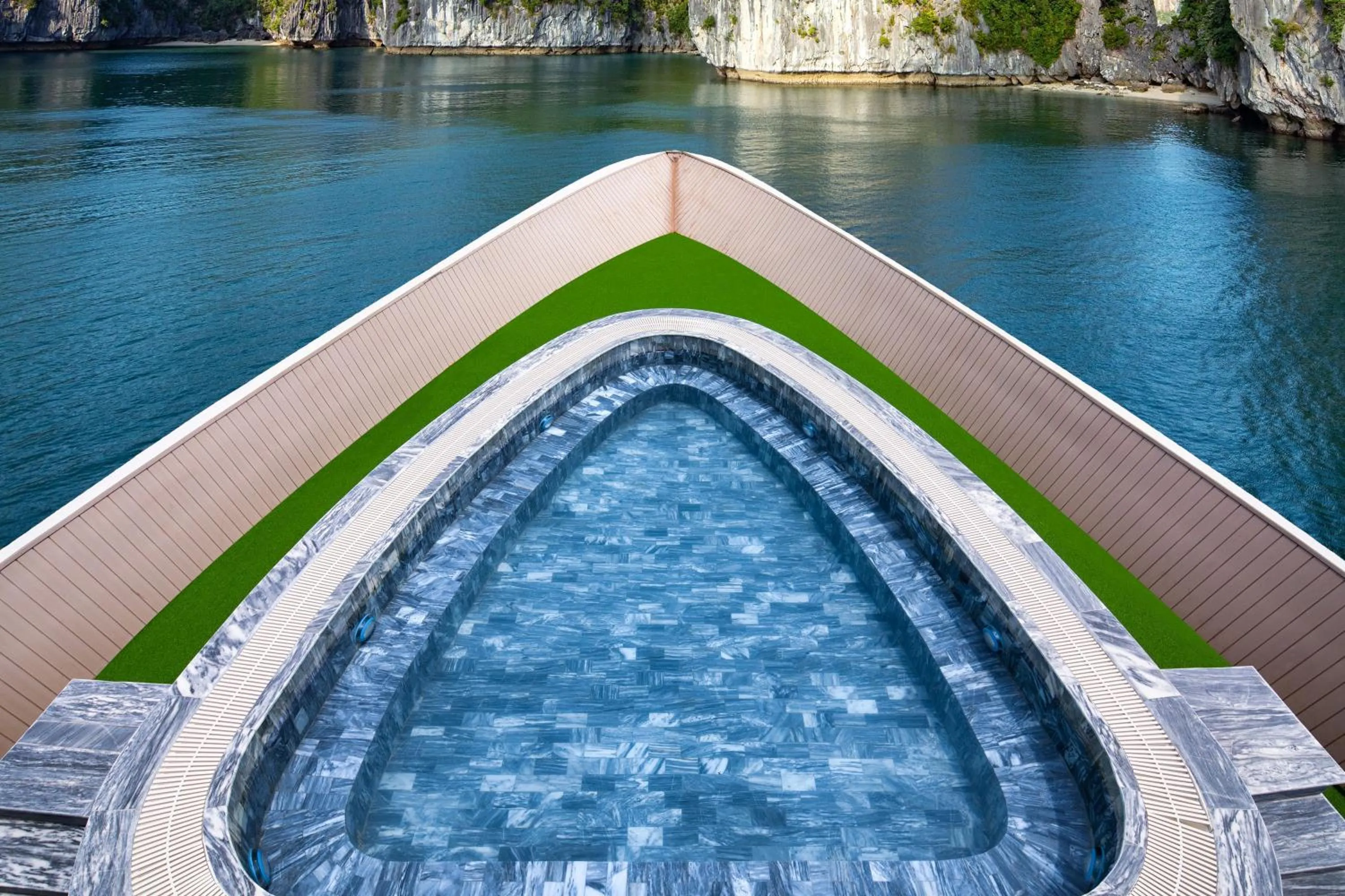 Swimming pool in Doris Cruise by HAG