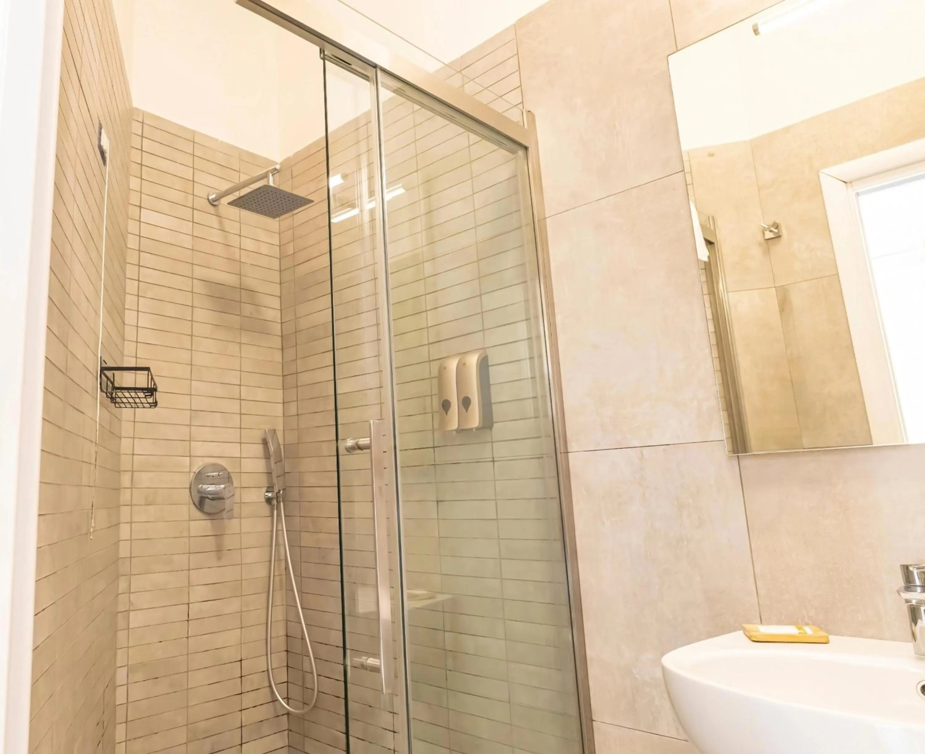 Shower in B&B Napoli Centro