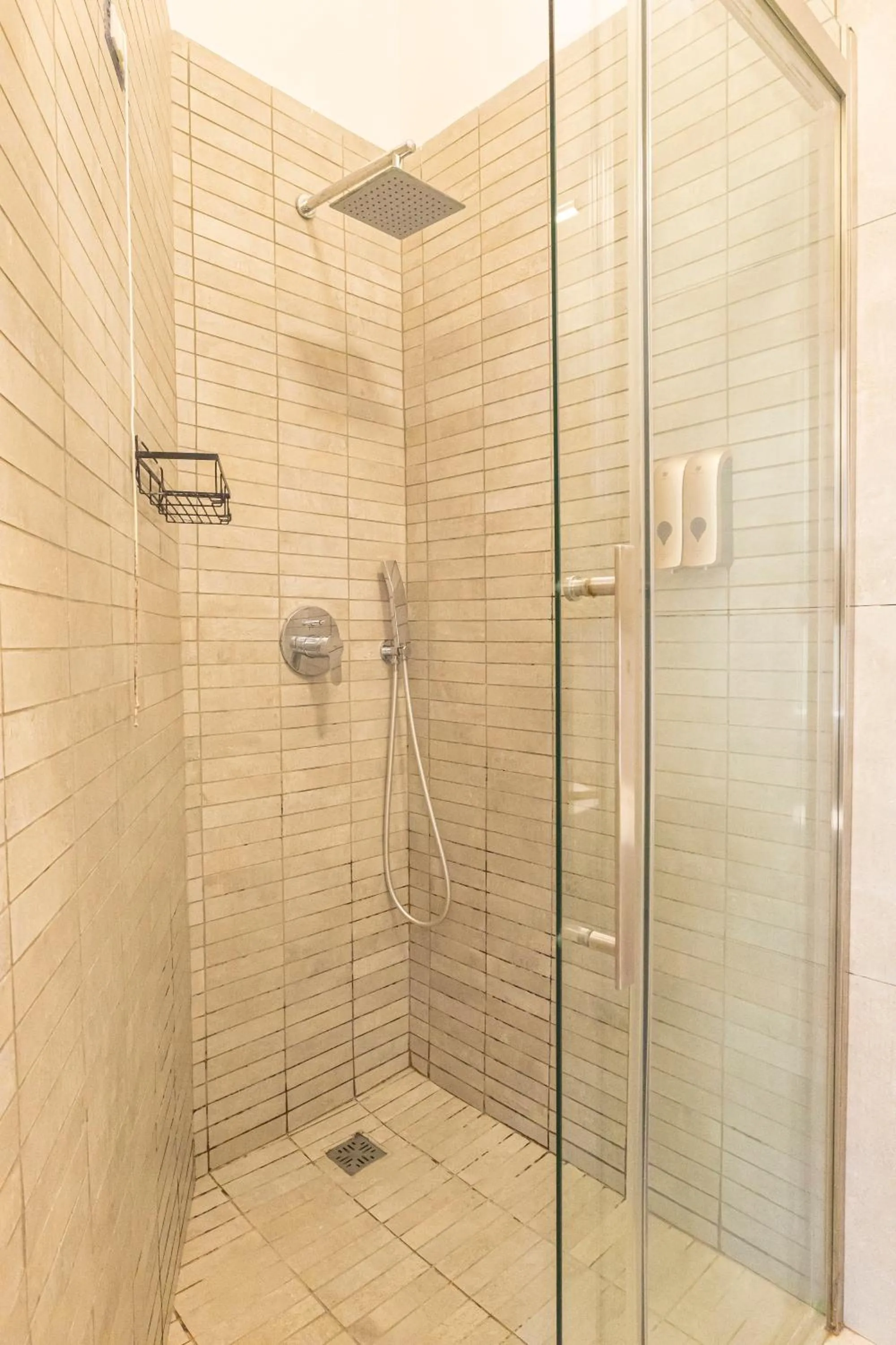 Shower in B&B Napoli Centro