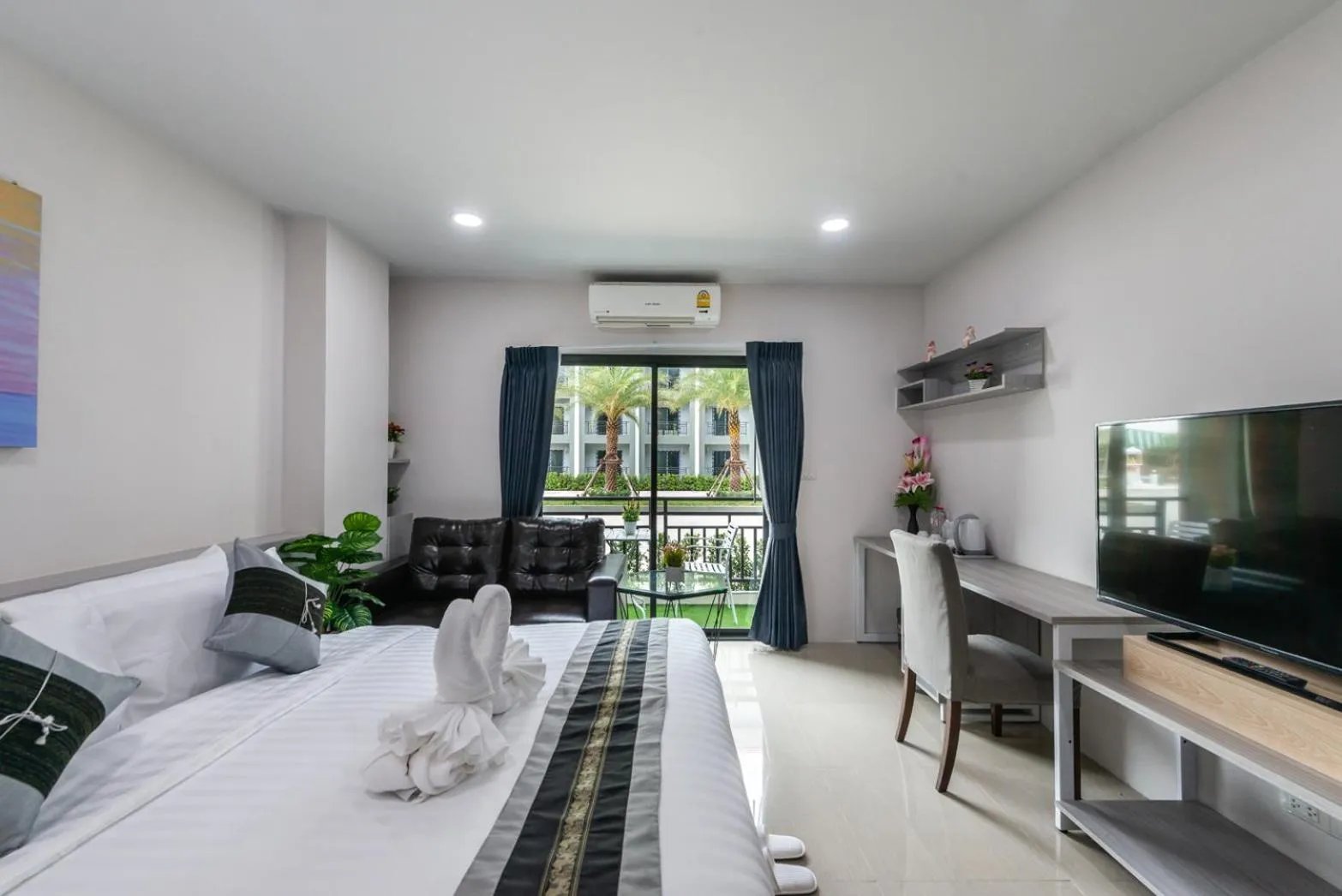 Photo of the whole room, Bed in Aurora Suvarnabhumi