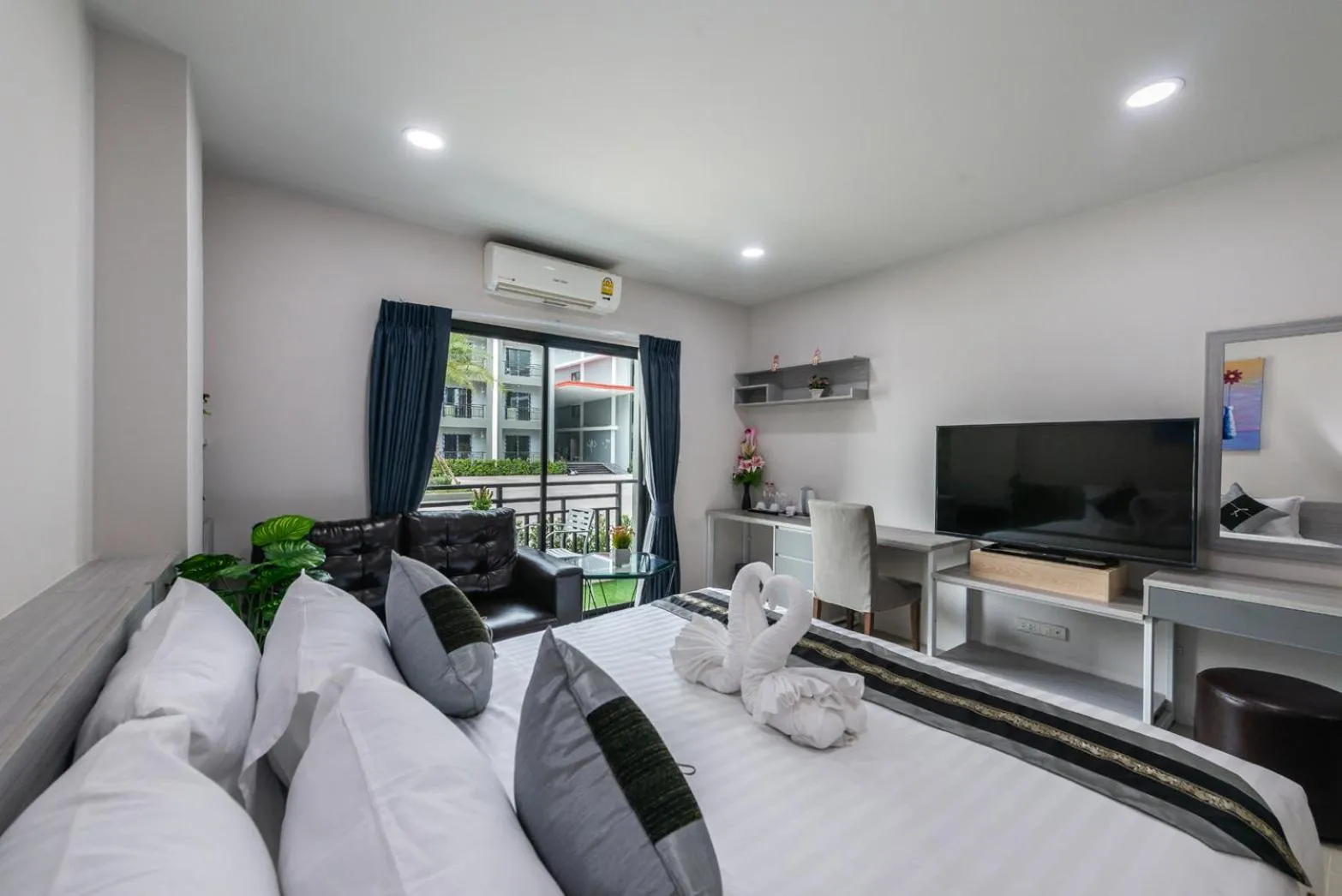 Photo of the whole room, Bed in Aurora Suvarnabhumi