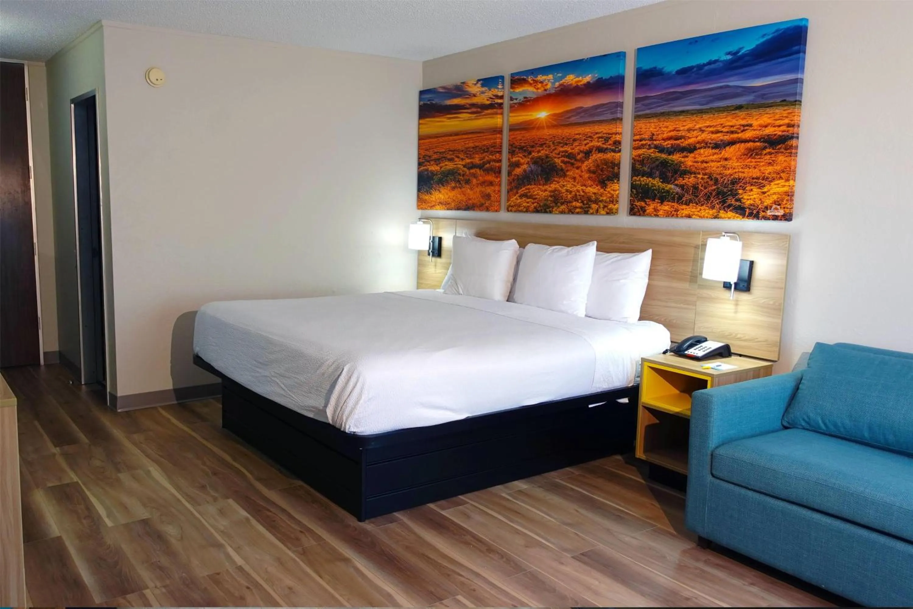 Photo of the whole room, Bed in Days Inn by Wyndham Norman