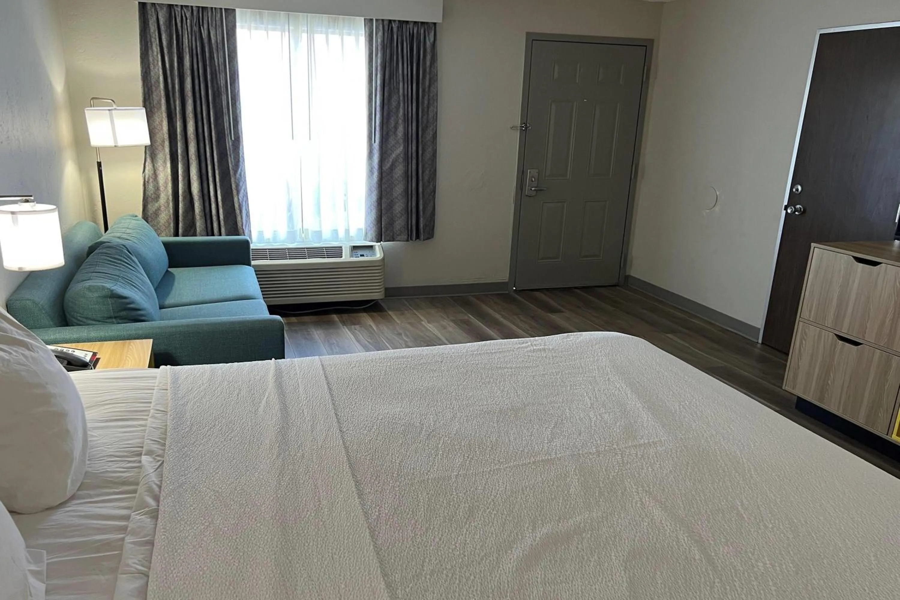 Photo of the whole room, Bed in Days Inn by Wyndham Norman