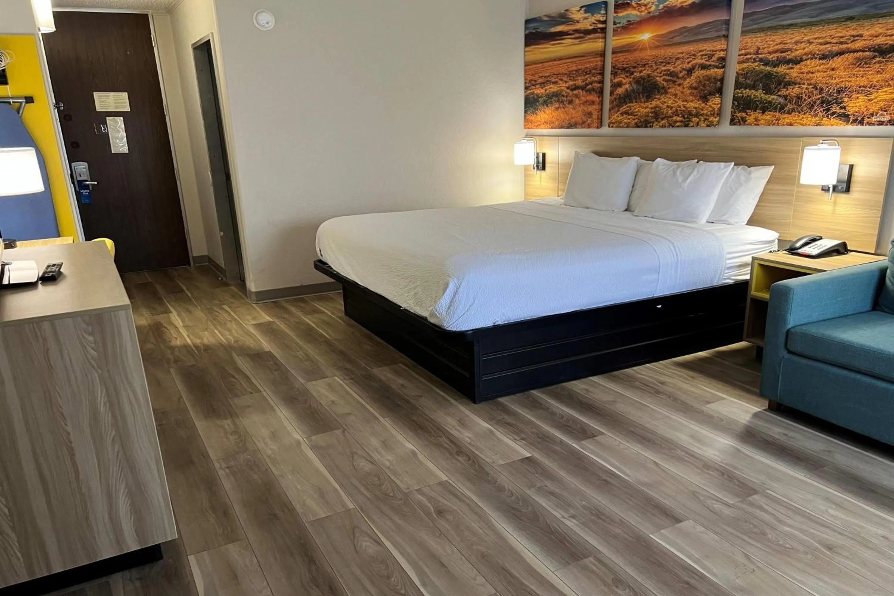 Photo of the whole room, Bed in Days Inn by Wyndham Norman