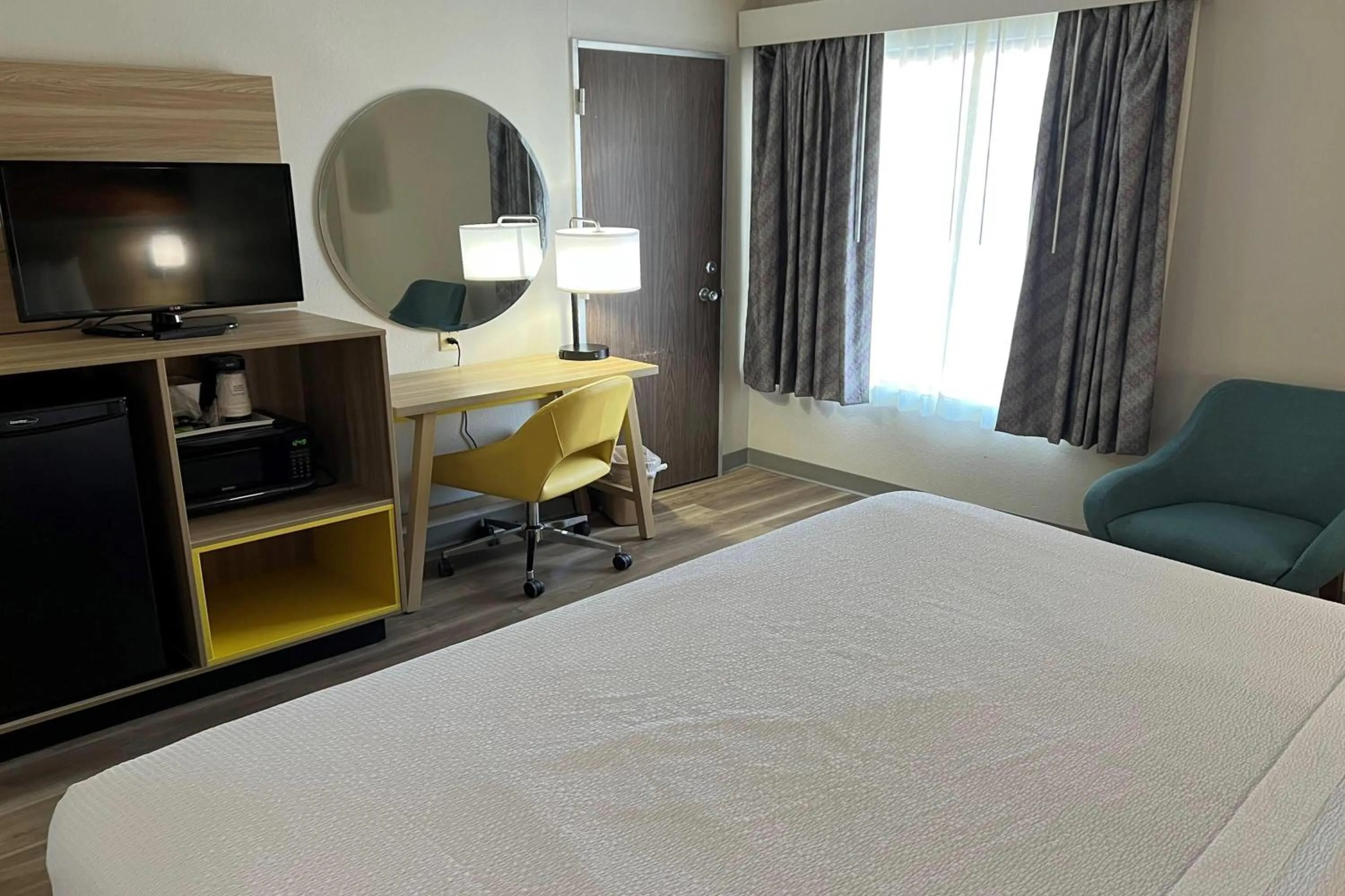 Photo of the whole room, Bed in Days Inn by Wyndham Norman