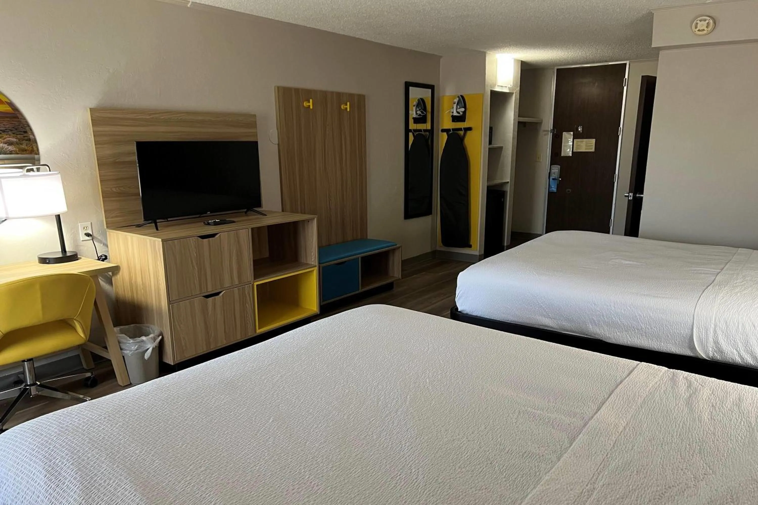 Photo of the whole room, Bed in Days Inn by Wyndham Norman