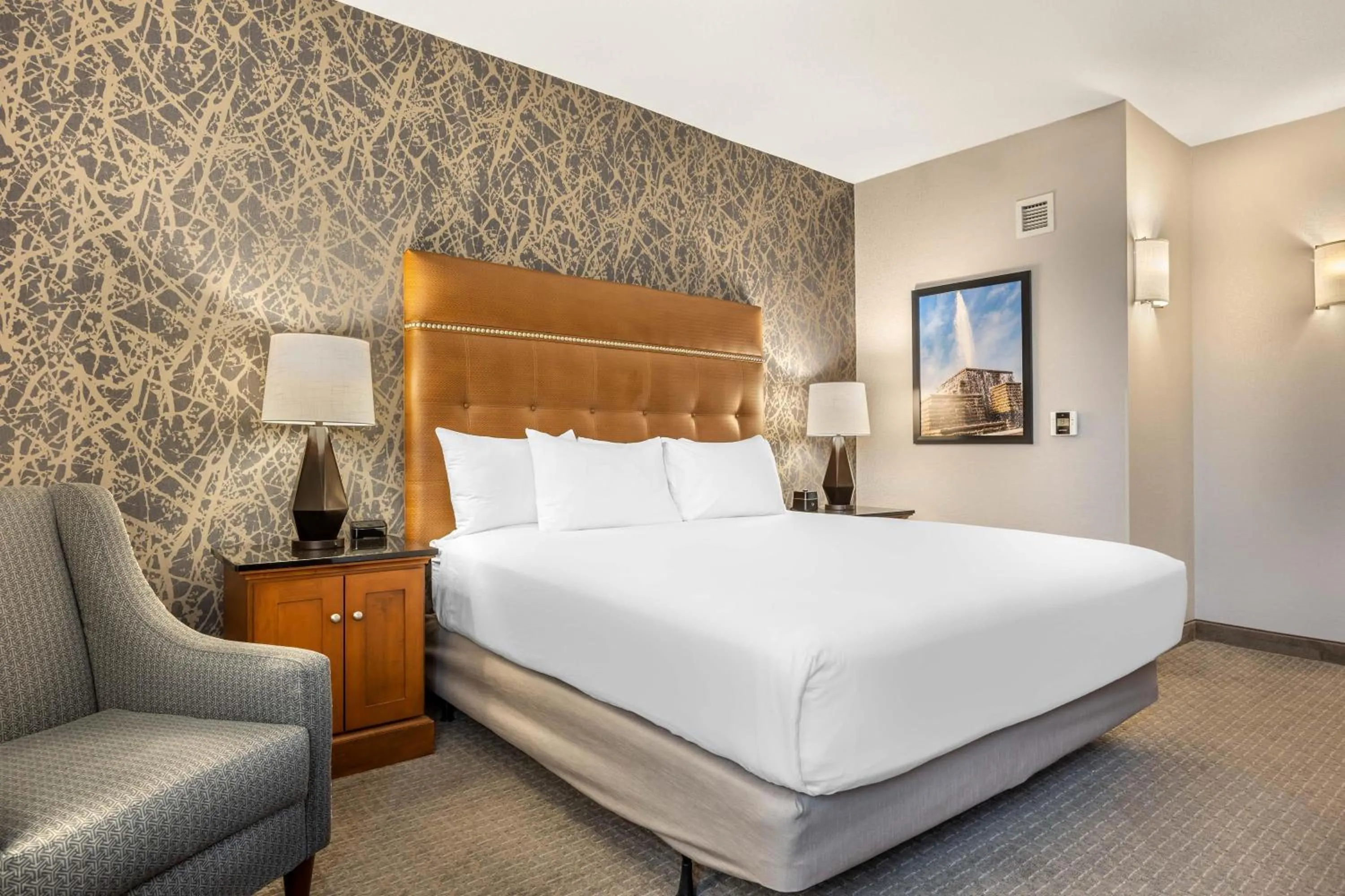 Bedroom, Bed in Drury Inn & Suites Springfield MO