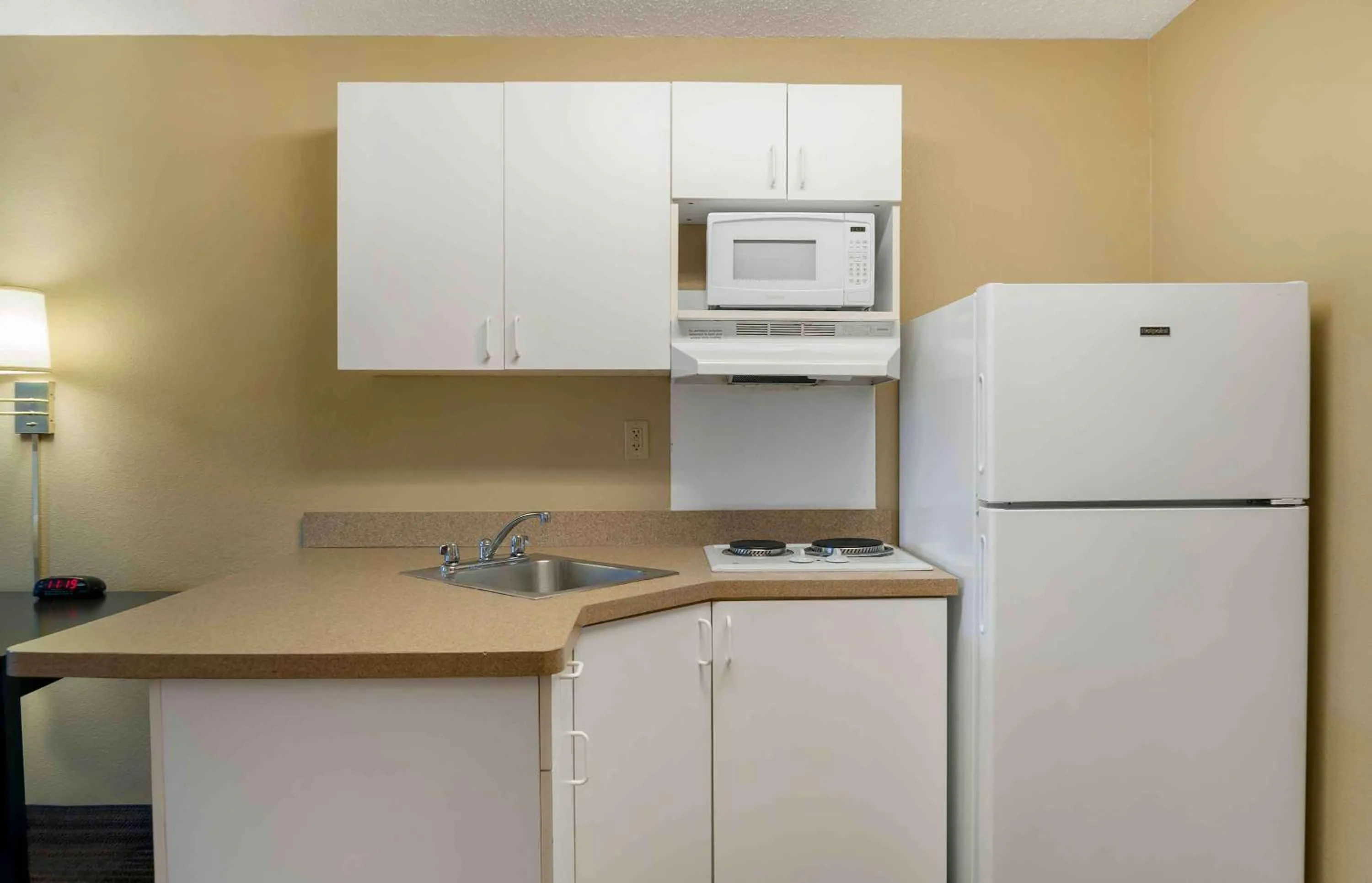 Bedroom in Extended Stay America Suites - Detroit - Metropolitan Airport