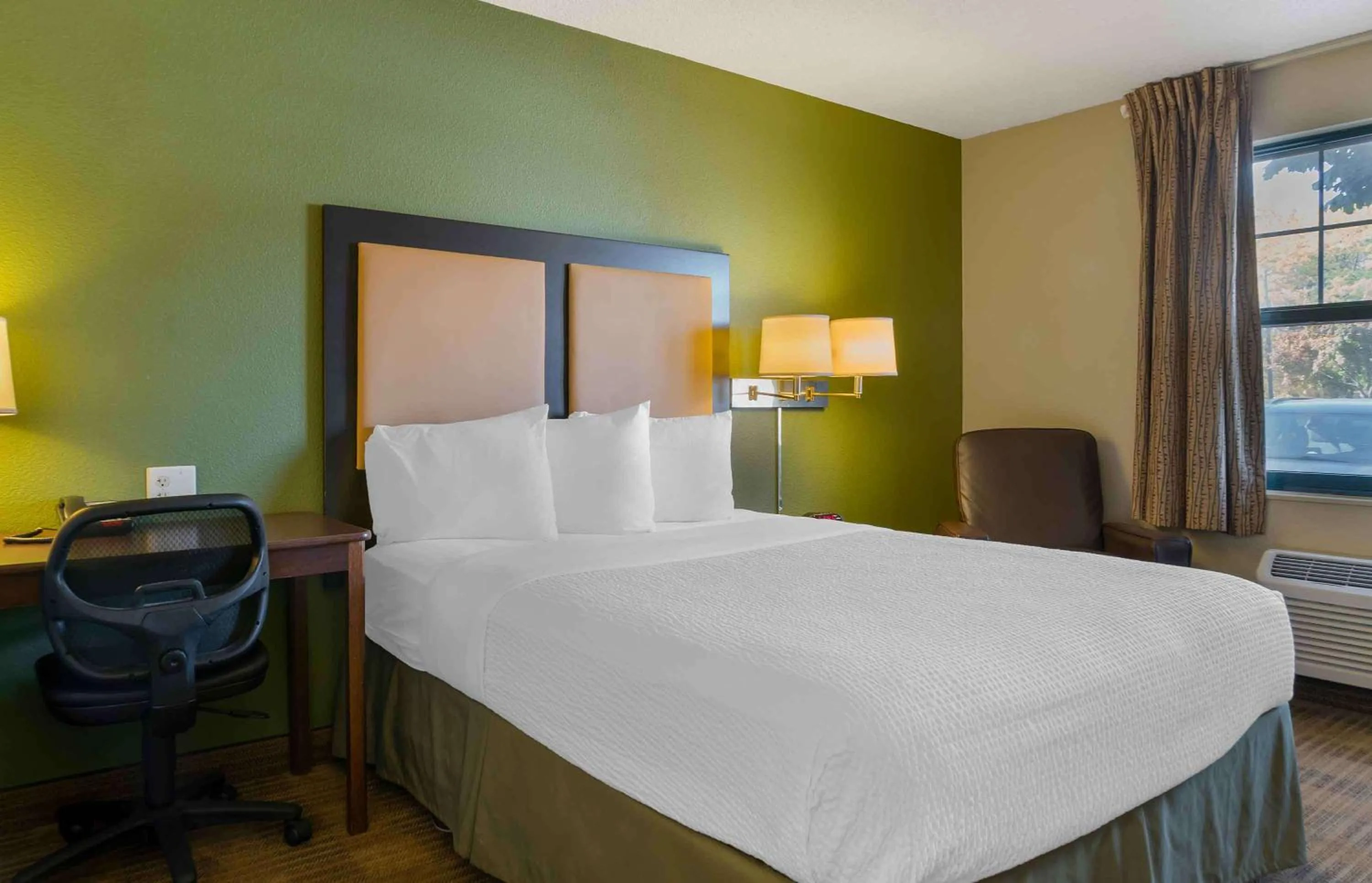 Bedroom, Bed in Extended Stay America Suites - Detroit - Metropolitan Airport