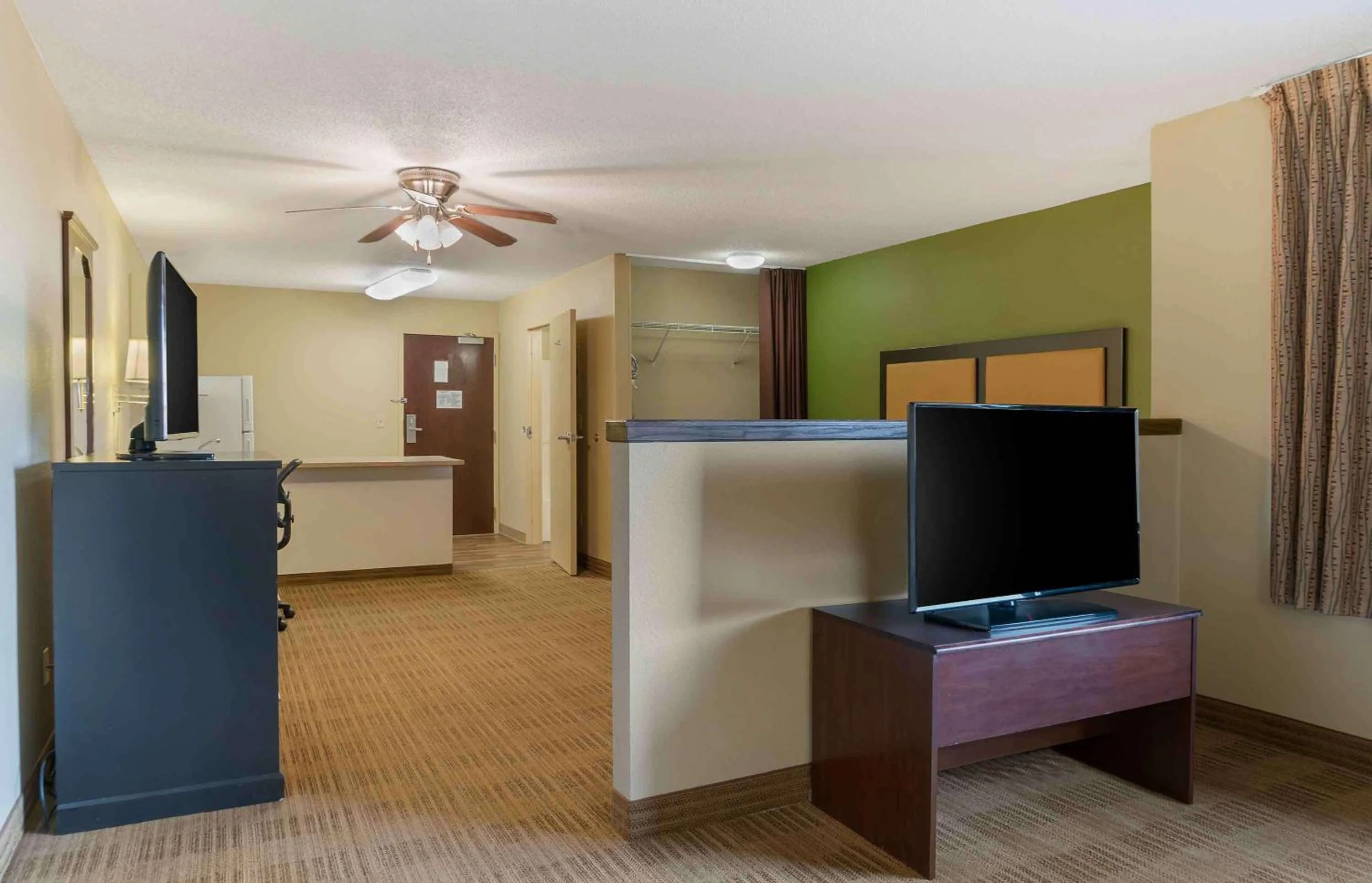 Bedroom in Extended Stay America Suites - Detroit - Metropolitan Airport