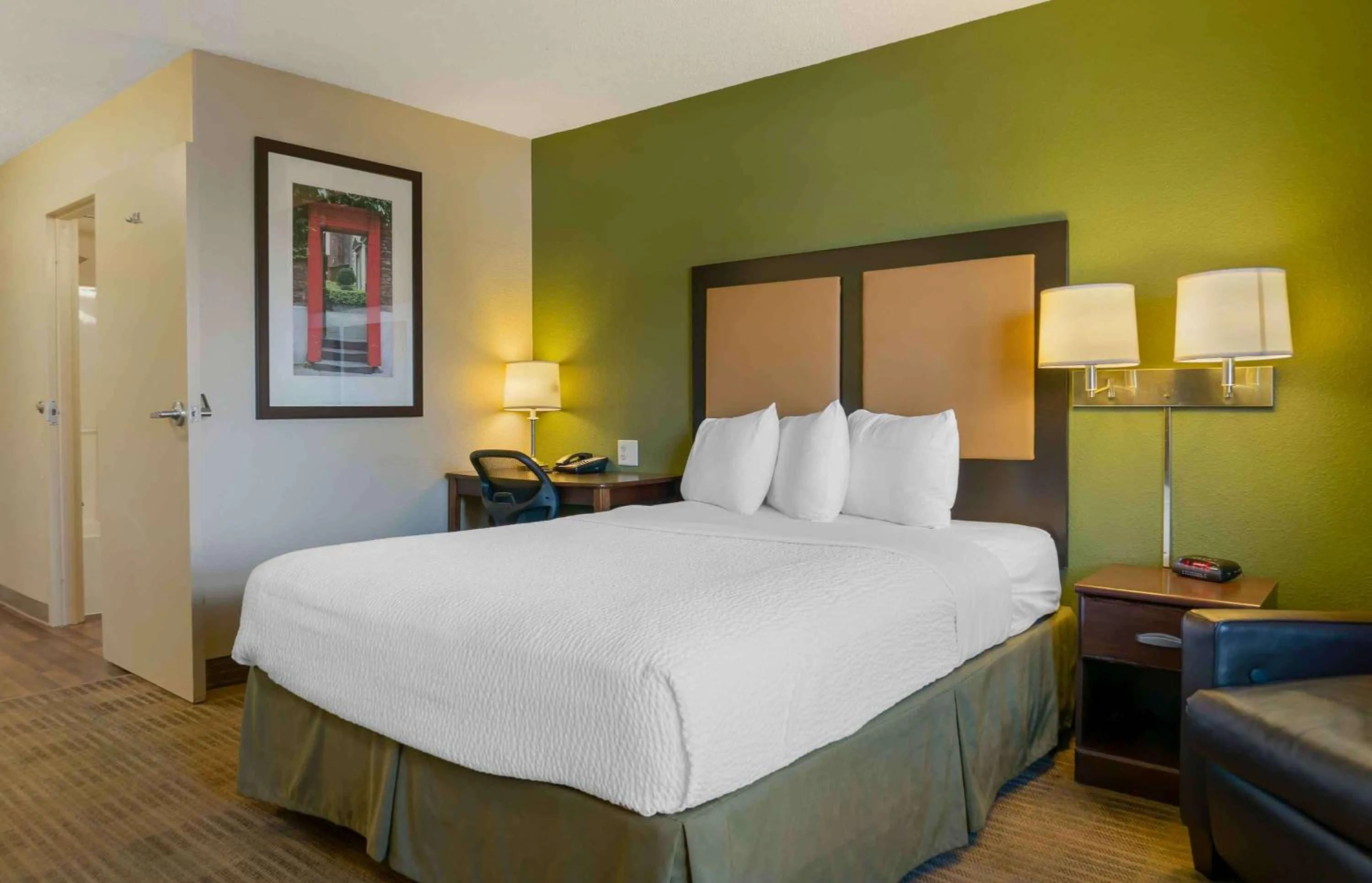Bedroom, Bed in Extended Stay America Suites - Detroit - Metropolitan Airport