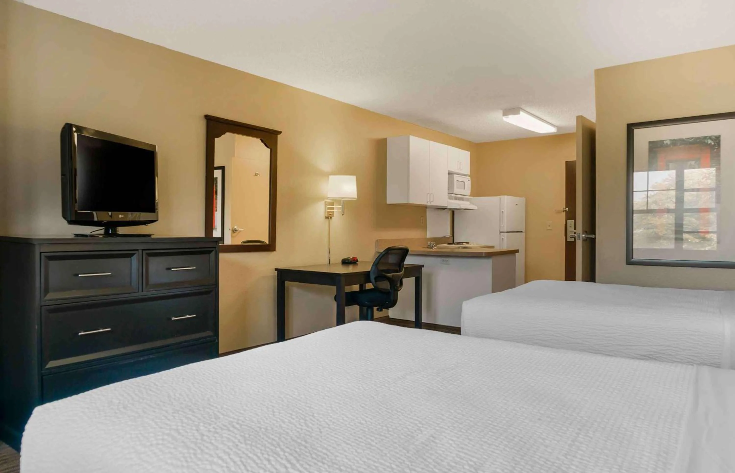 Bedroom, Bed in Extended Stay America Suites - Detroit - Metropolitan Airport