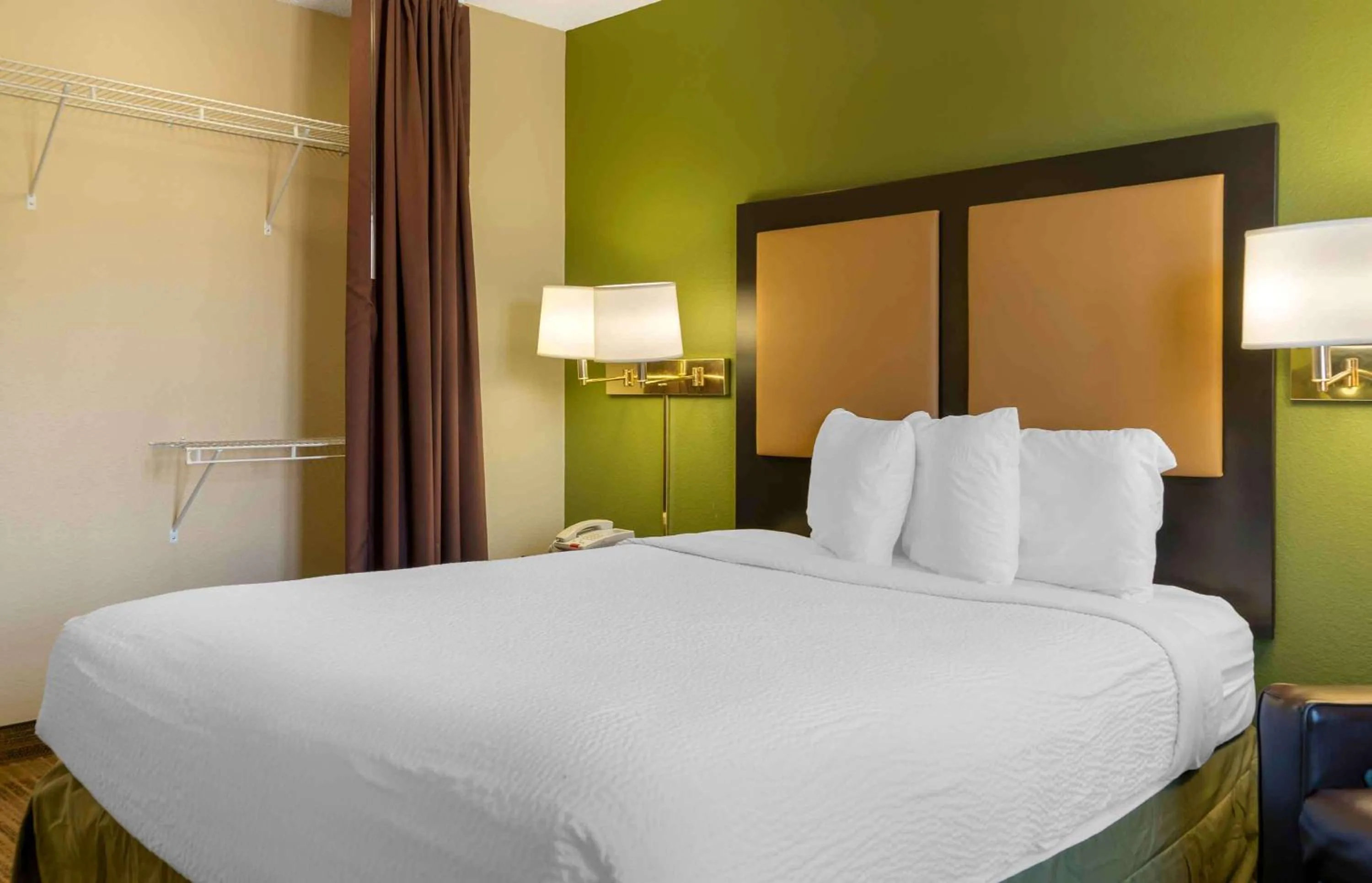 Bedroom, Bed in Extended Stay America Suites - Detroit - Metropolitan Airport