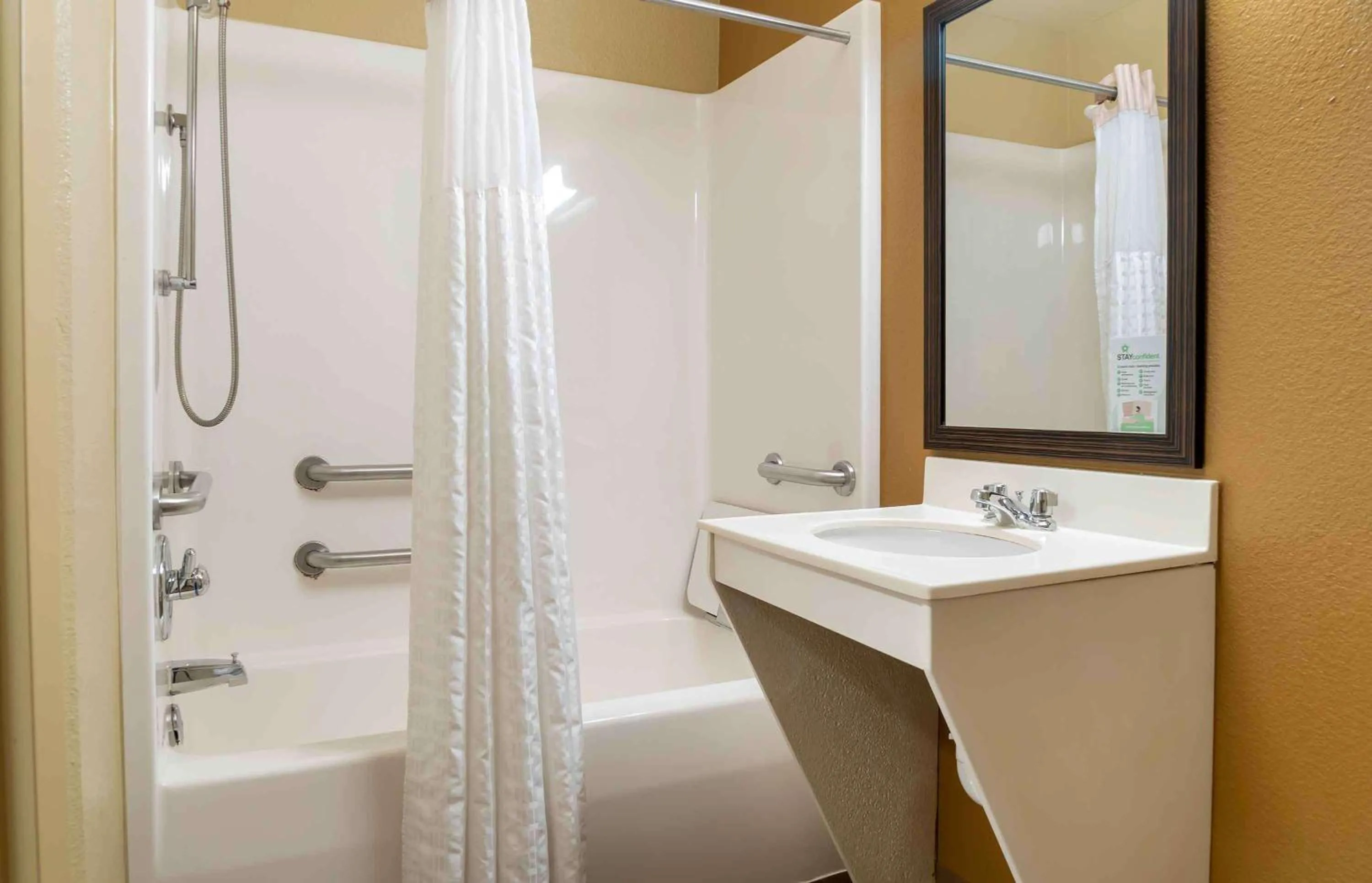 Bathroom in Extended Stay America Suites - Detroit - Metropolitan Airport